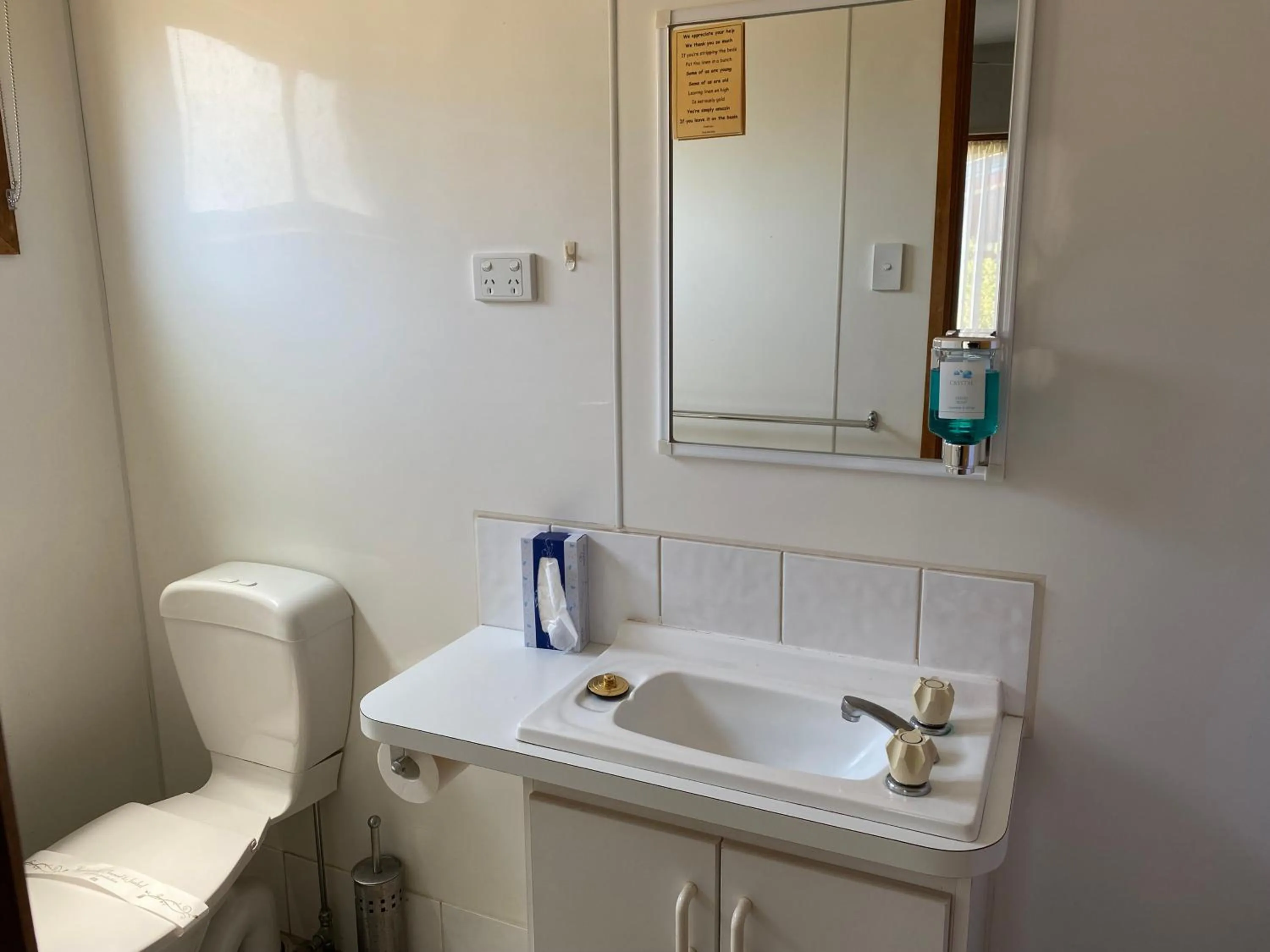 Toilet in Golden Country Motel and Caravan Park