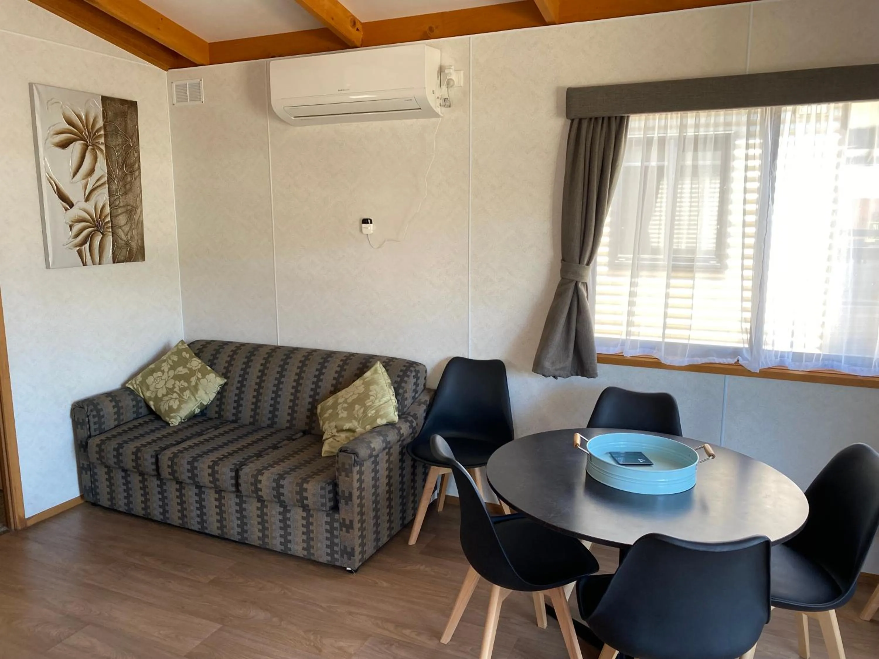 Seating area in Golden Country Motel and Caravan Park