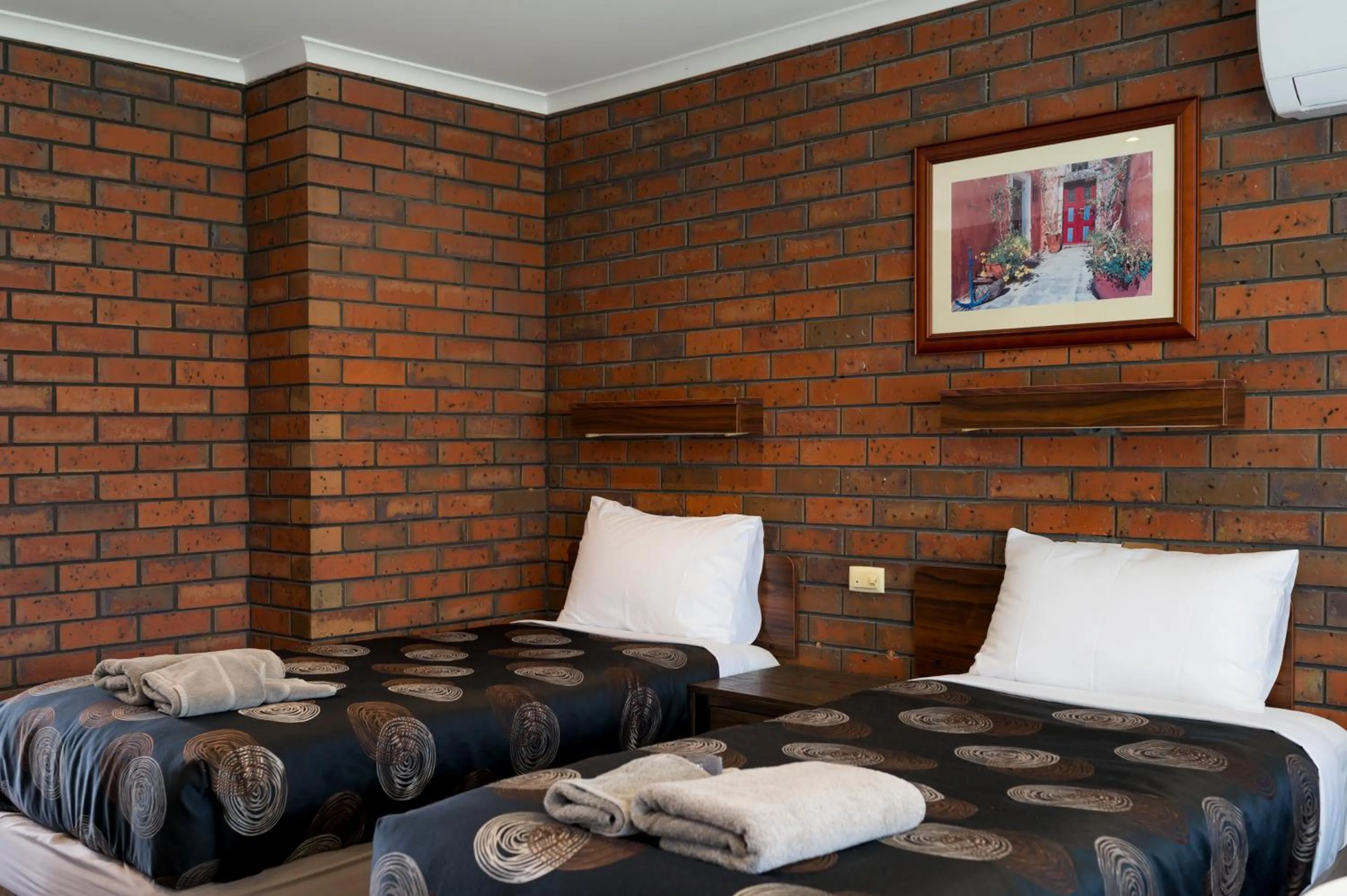 Bed in Golden Country Motel and Caravan Park