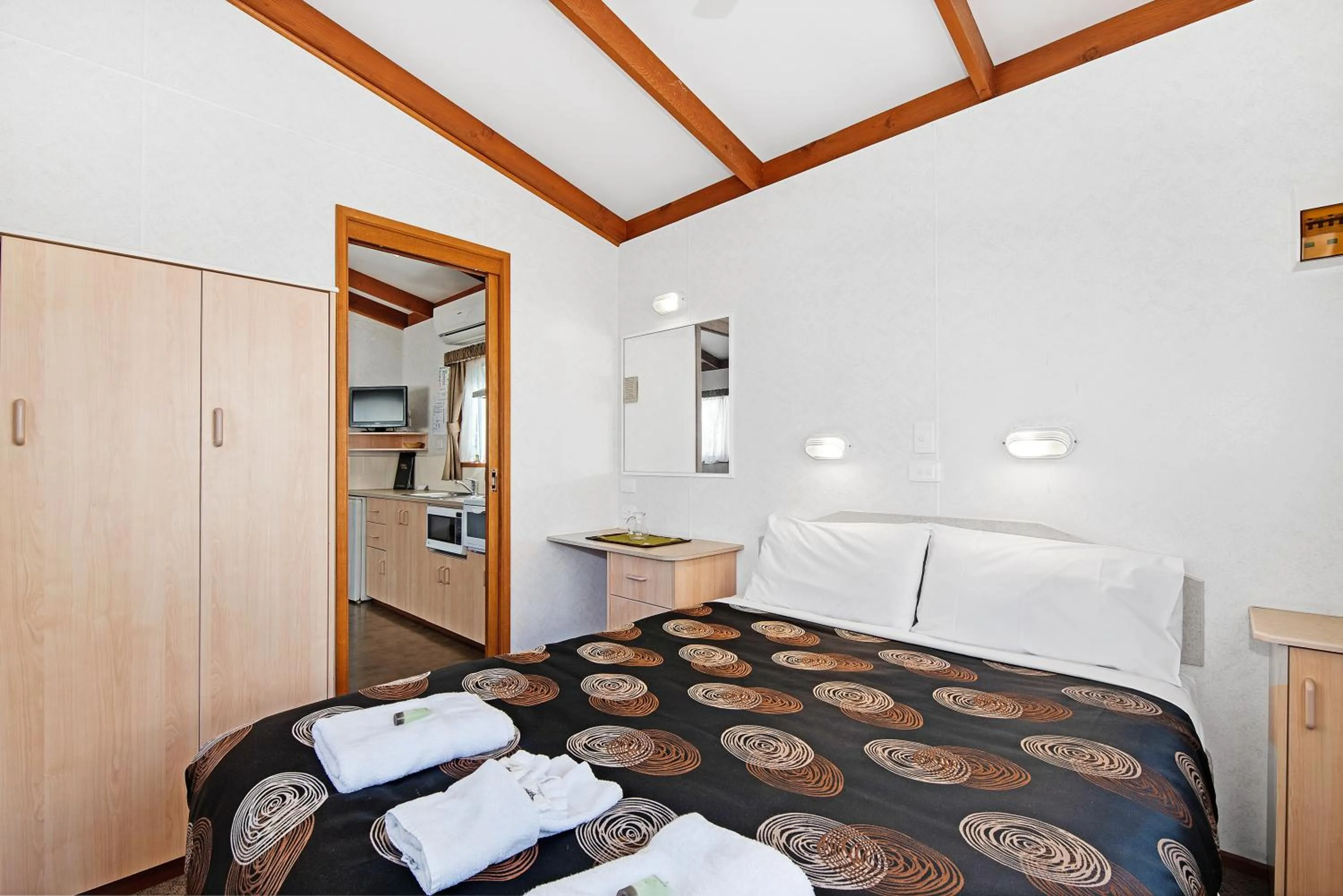 Bedroom, Bed in Golden Country Motel and Caravan Park