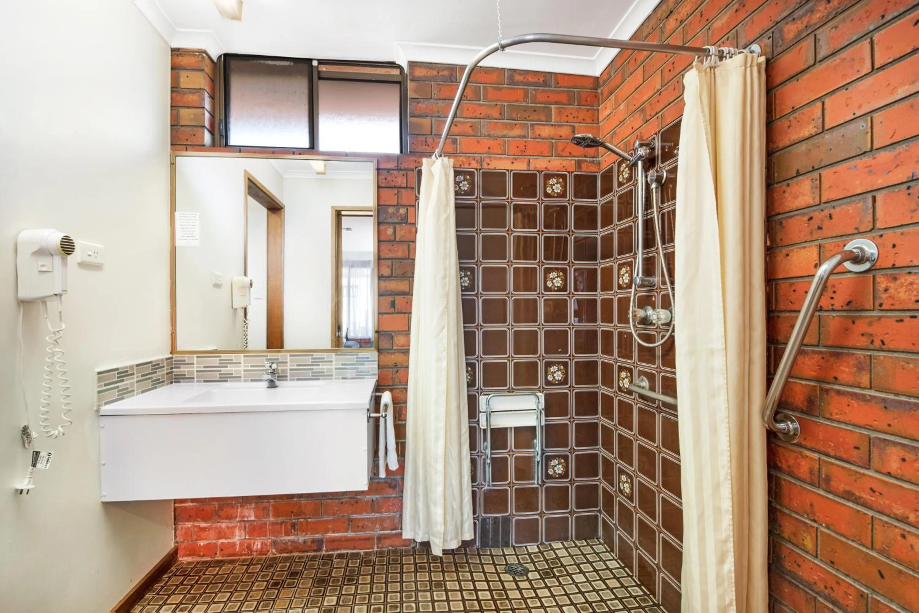 Bathroom in Golden Country Motel and Caravan Park