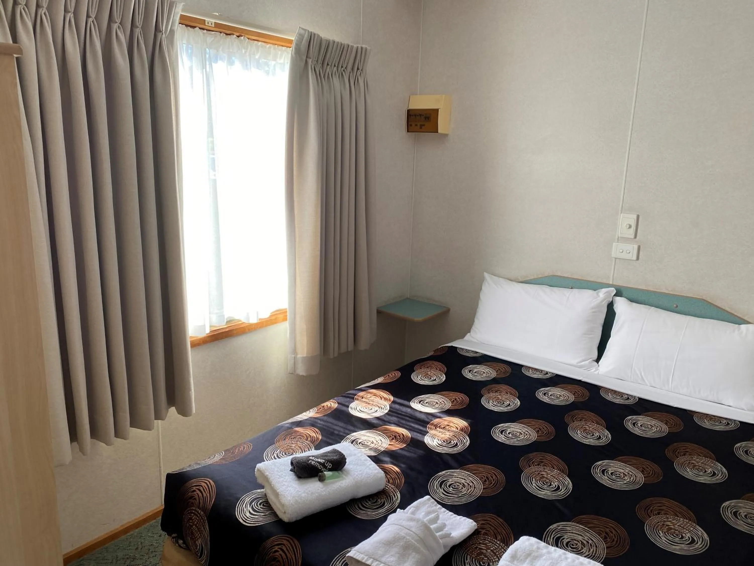 Bedroom, Bed in Golden Country Motel and Caravan Park