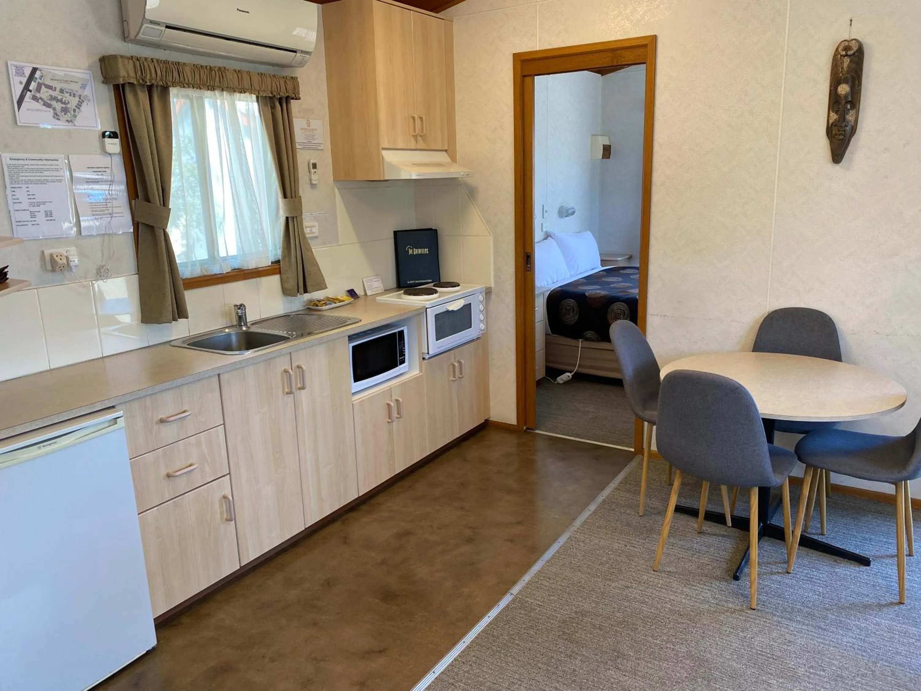 Kitchen or kitchenette in Golden Country Motel and Caravan Park