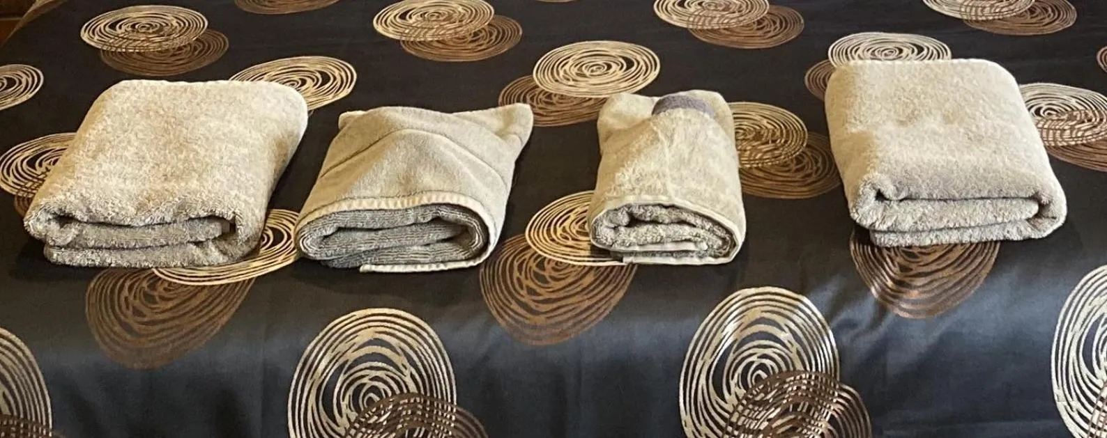 towels in Golden Country Motel and Caravan Park