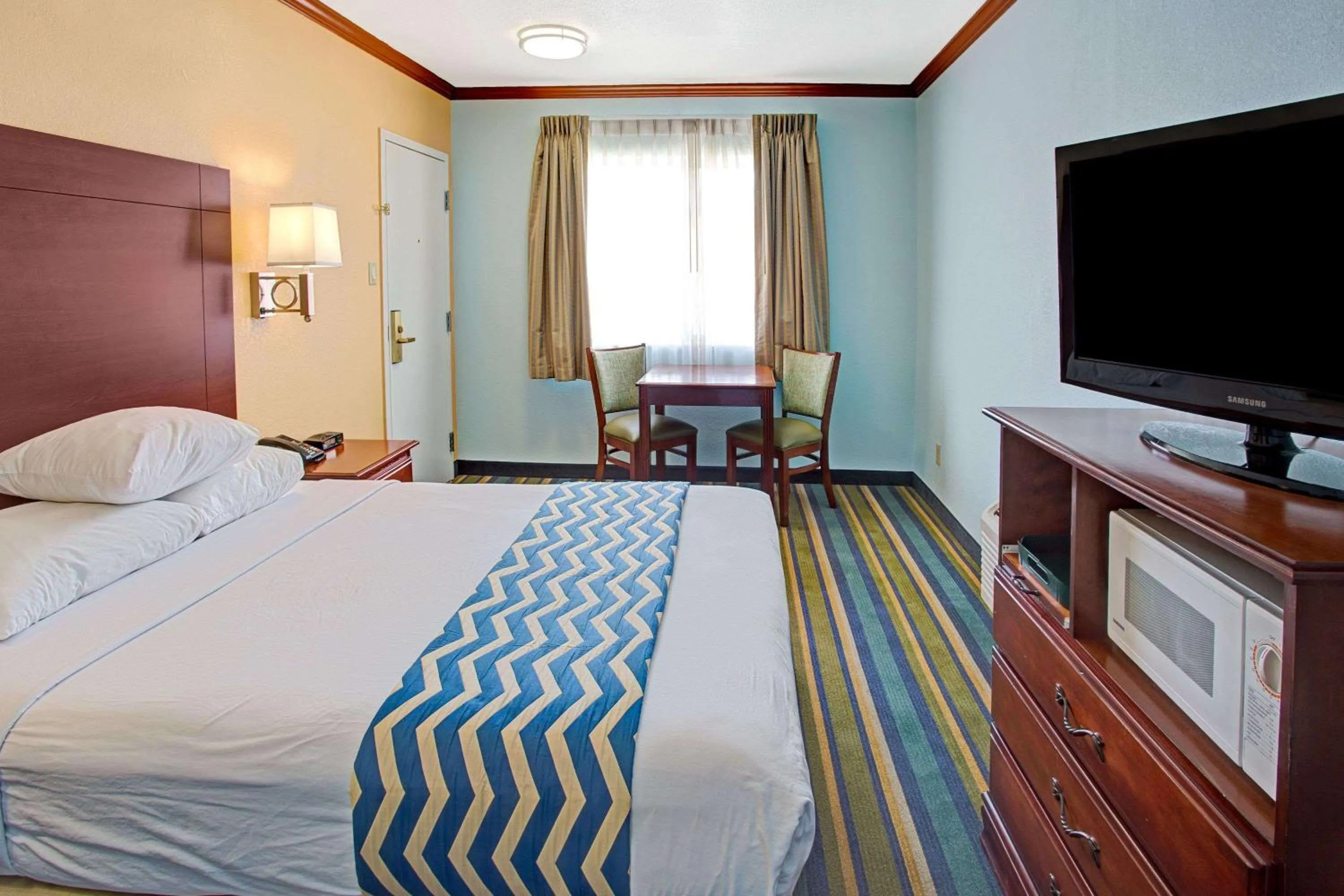 Photo of the whole room, Bed in Travelodge by Wyndham Bishop