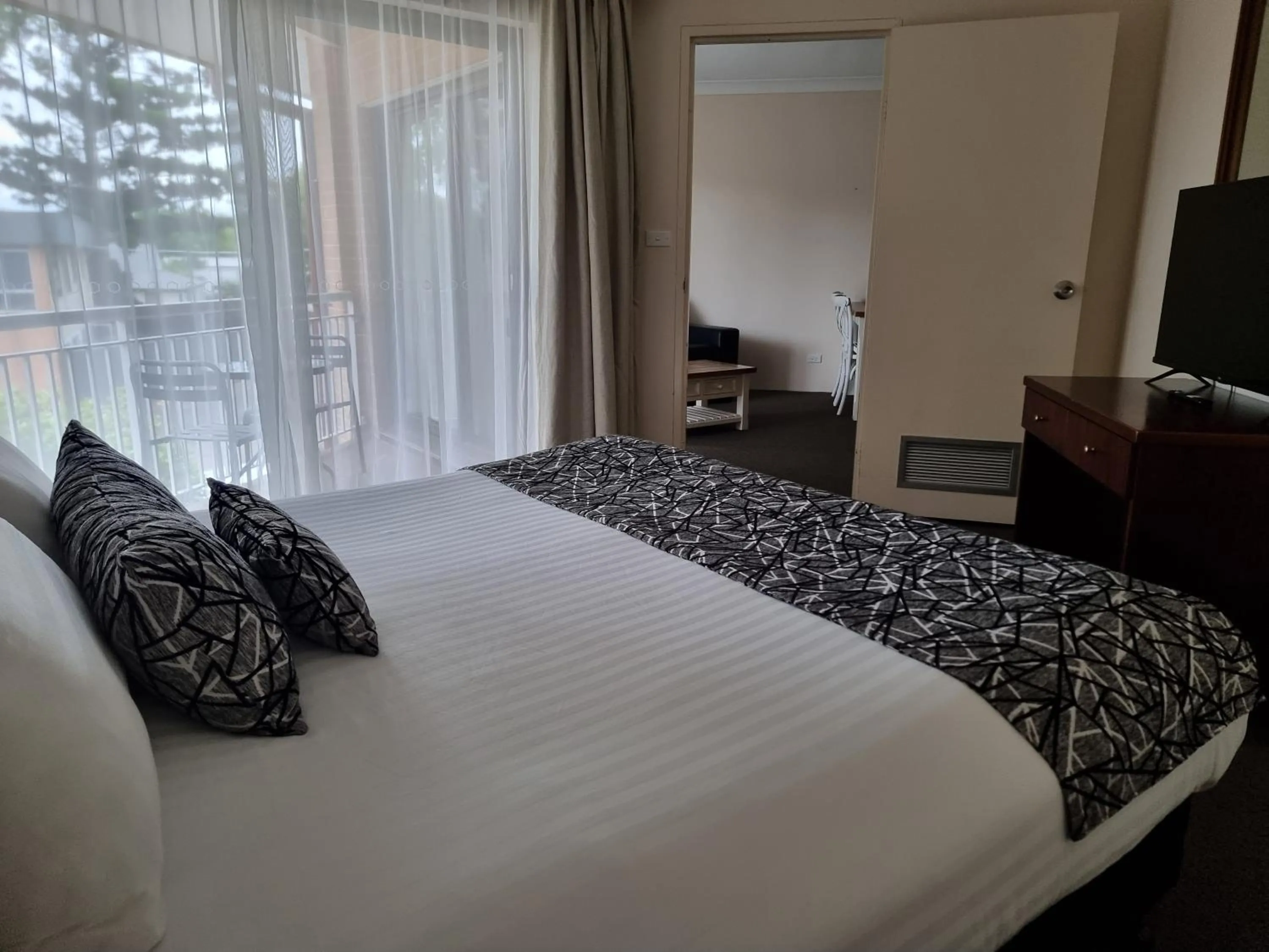 Bedroom, Bed in Charbonnier Motor Inn