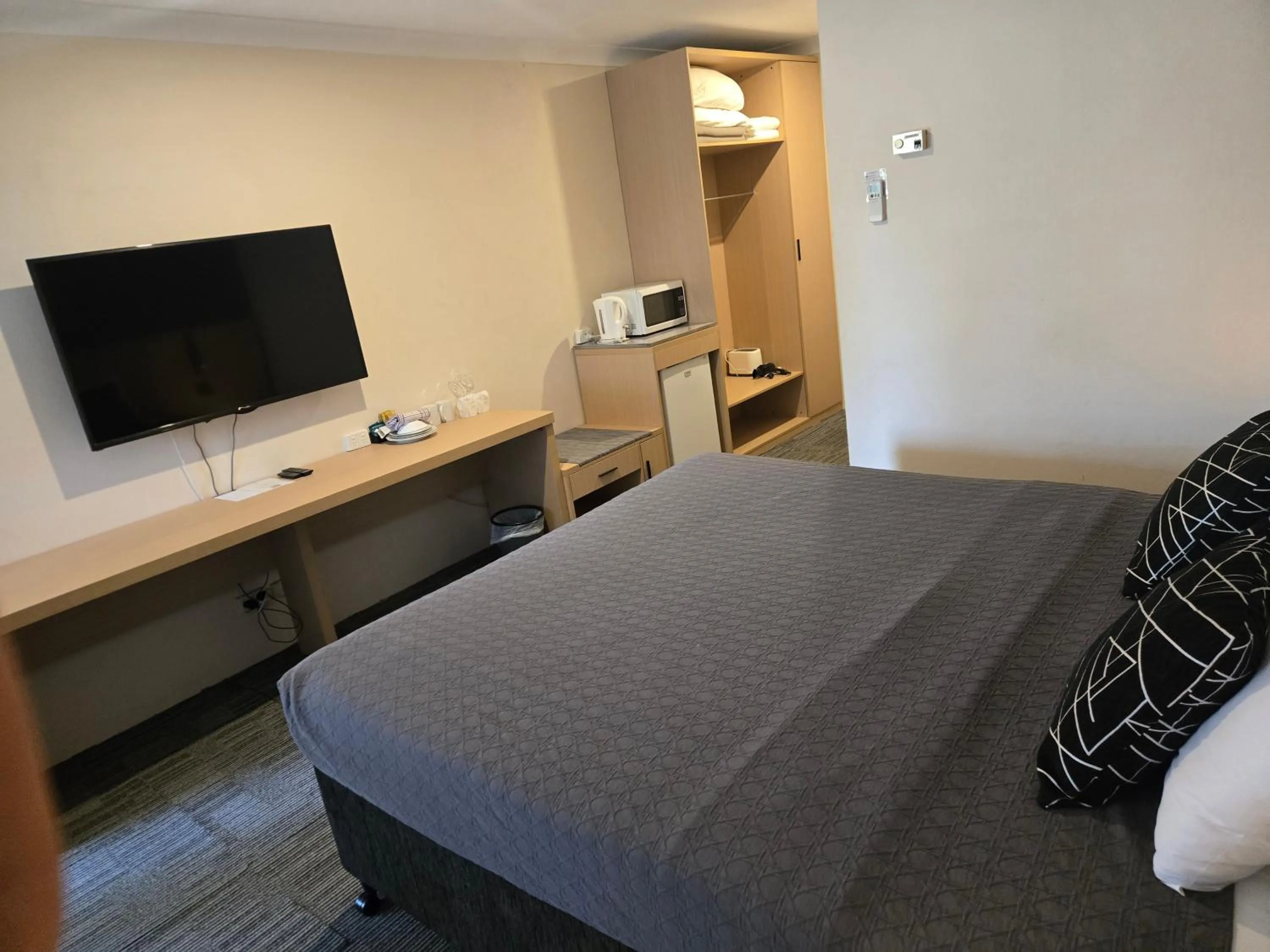 Bed in Charbonnier Motor Inn