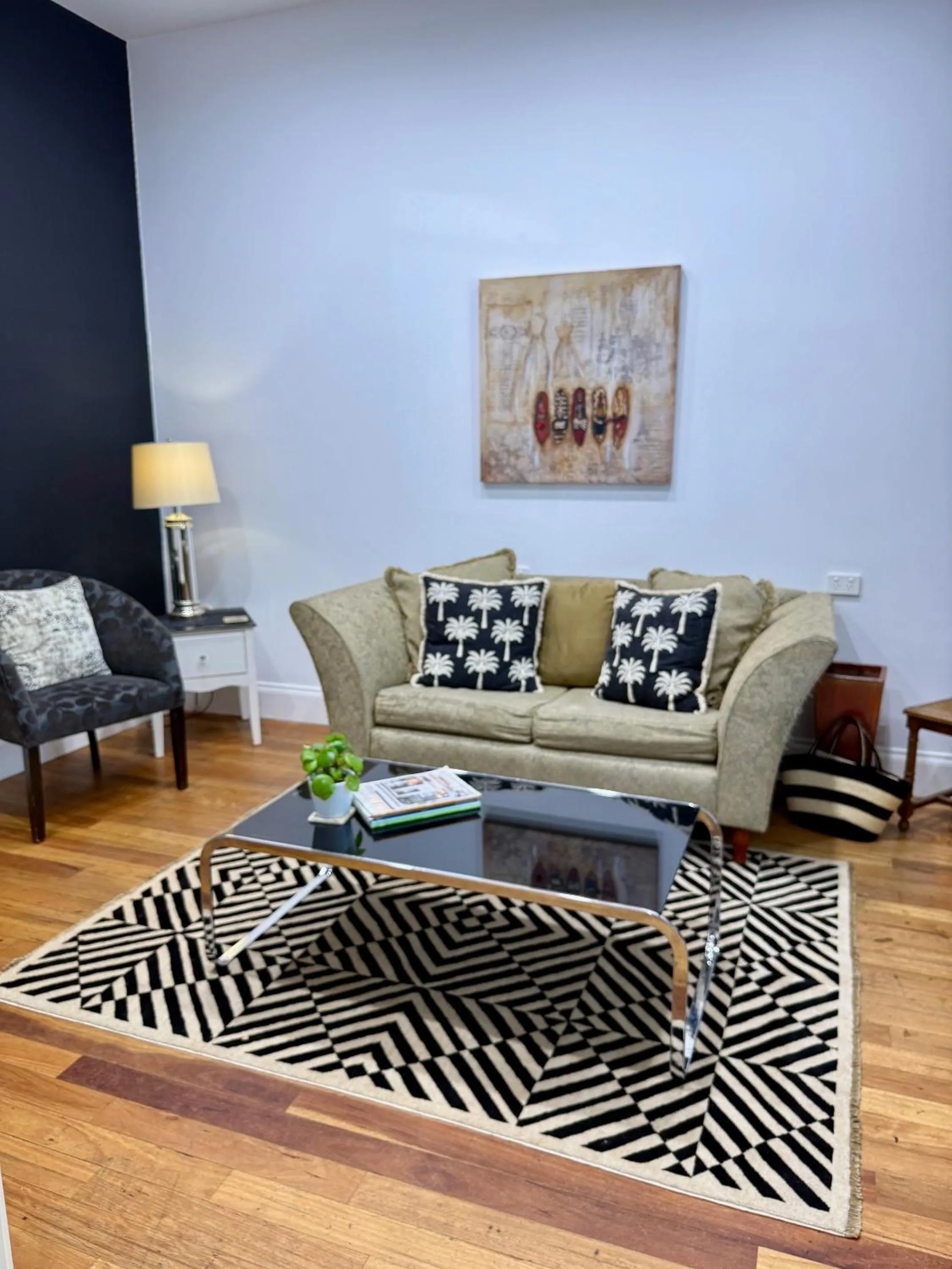 Seating area in Captains Retreat Apartments and Cottages