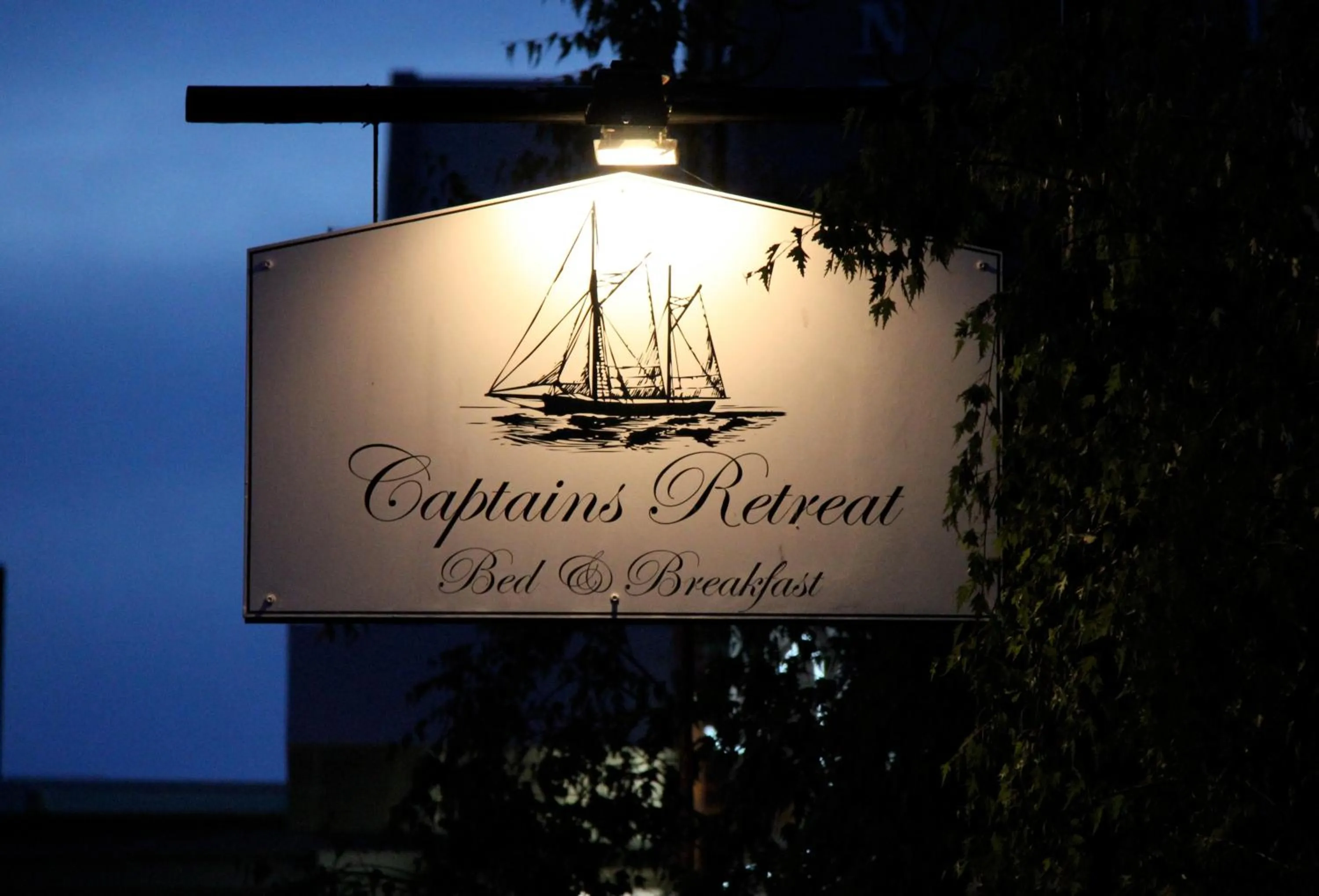 Night in Captains Retreat Apartments and Cottages