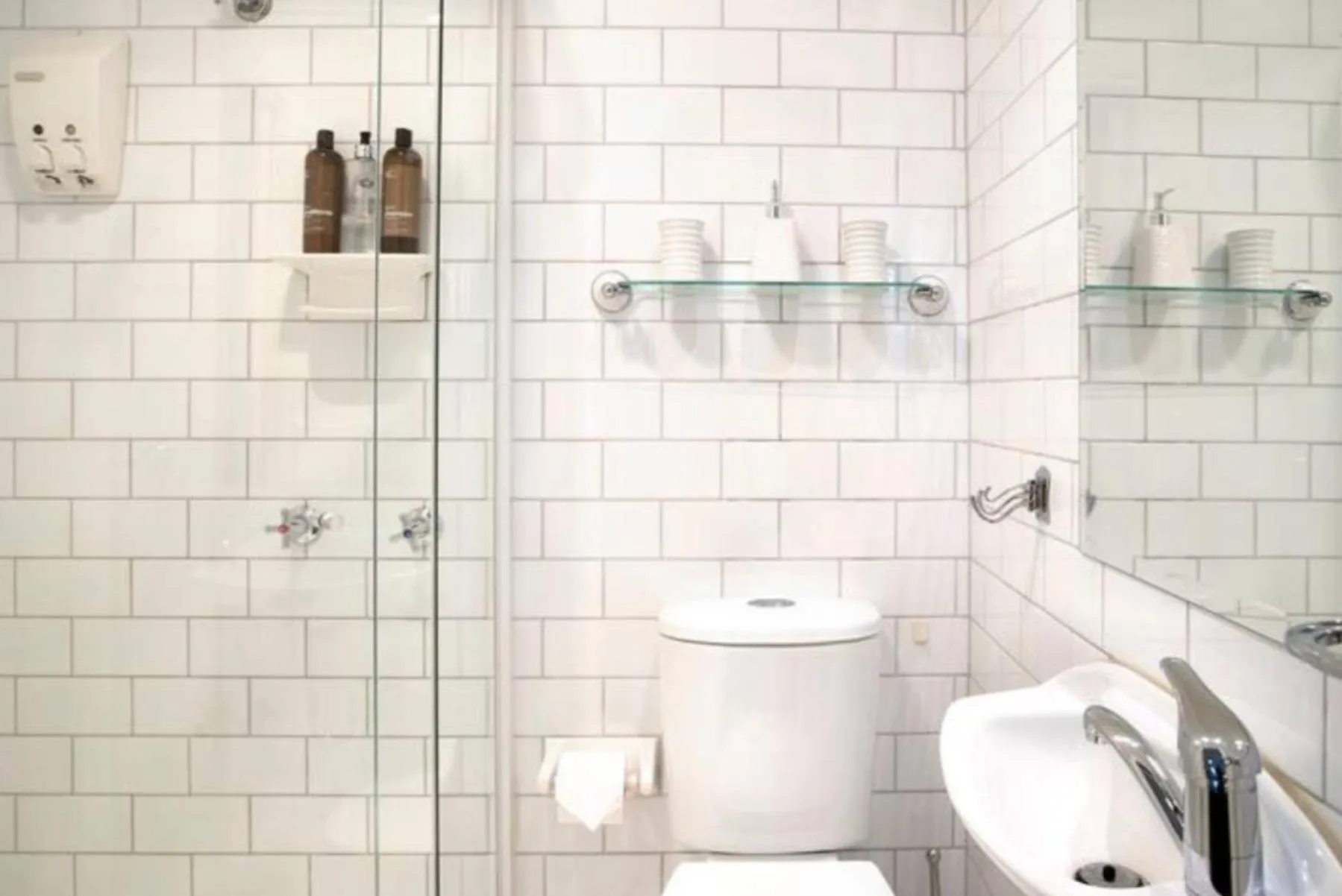 Bathroom in Captains Retreat Apartments and Cottages