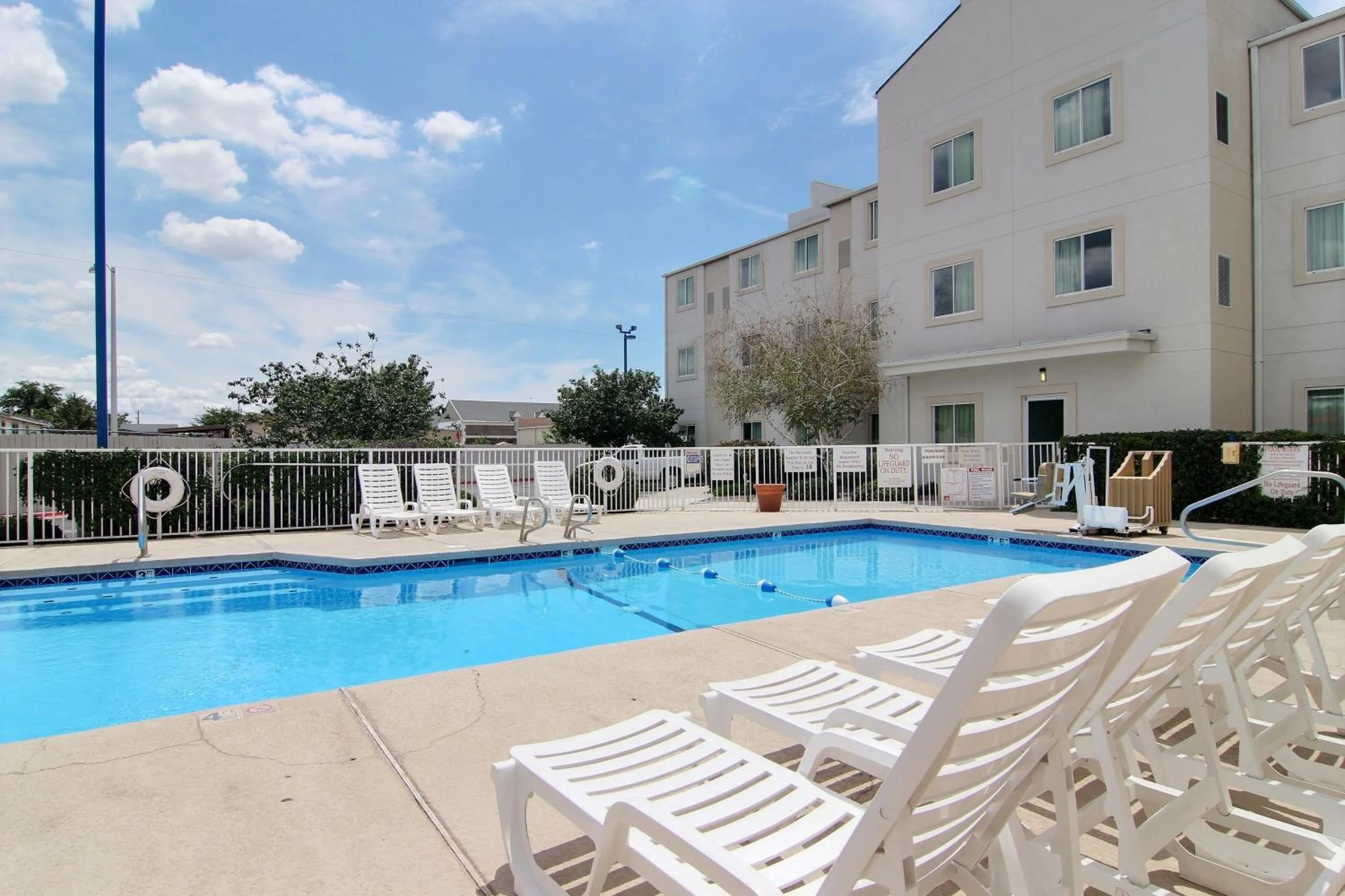Swimming pool in Motel 6-Albuquerque, NM - North