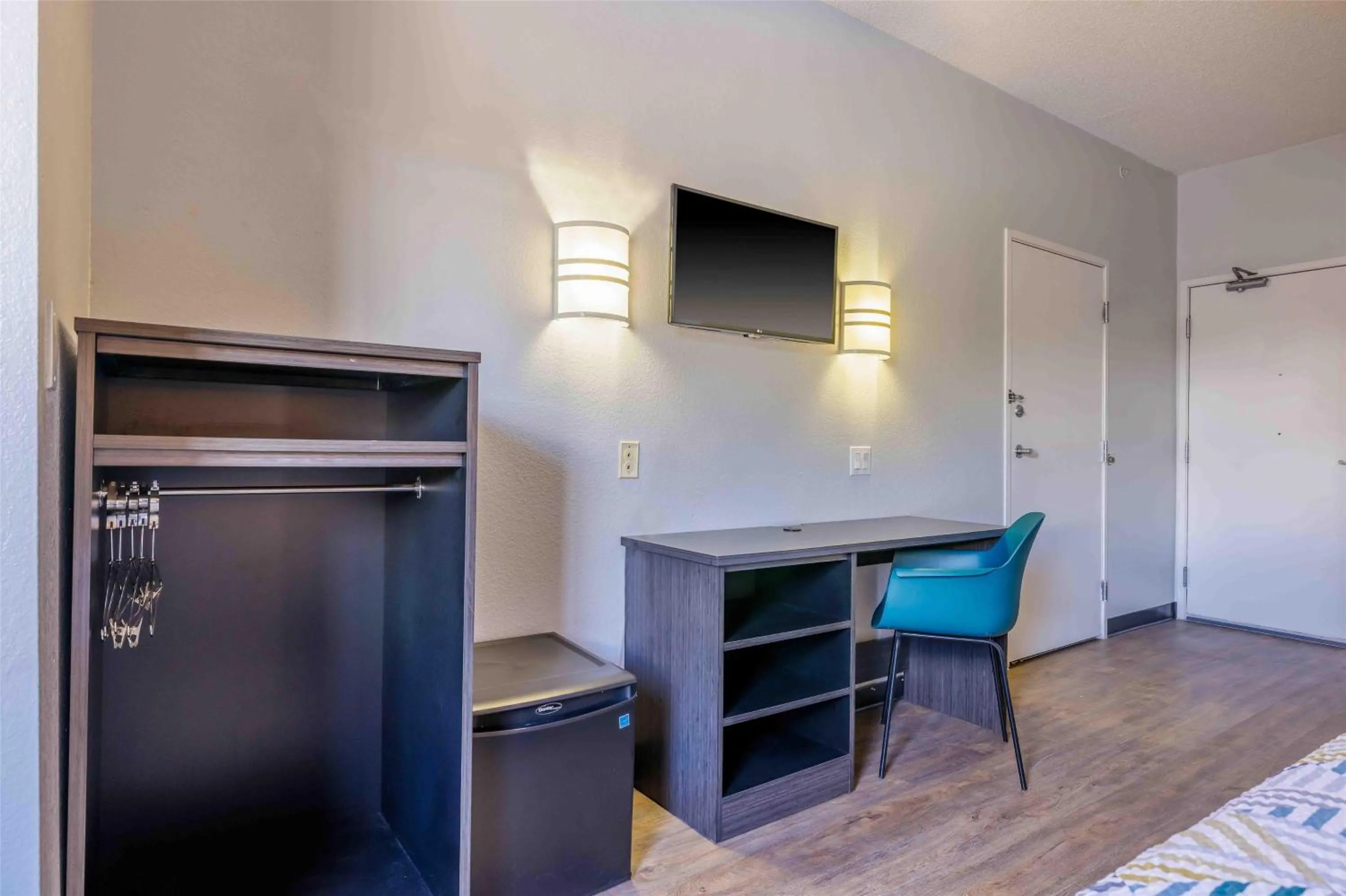 Bedroom in Motel 6-Albuquerque, NM - North