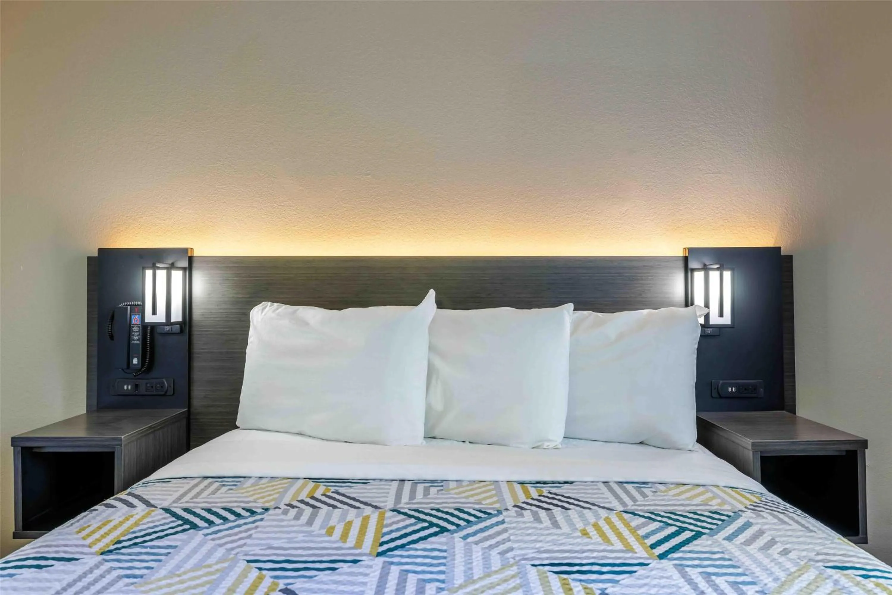 Bedroom, Bed in Motel 6-Albuquerque, NM - North