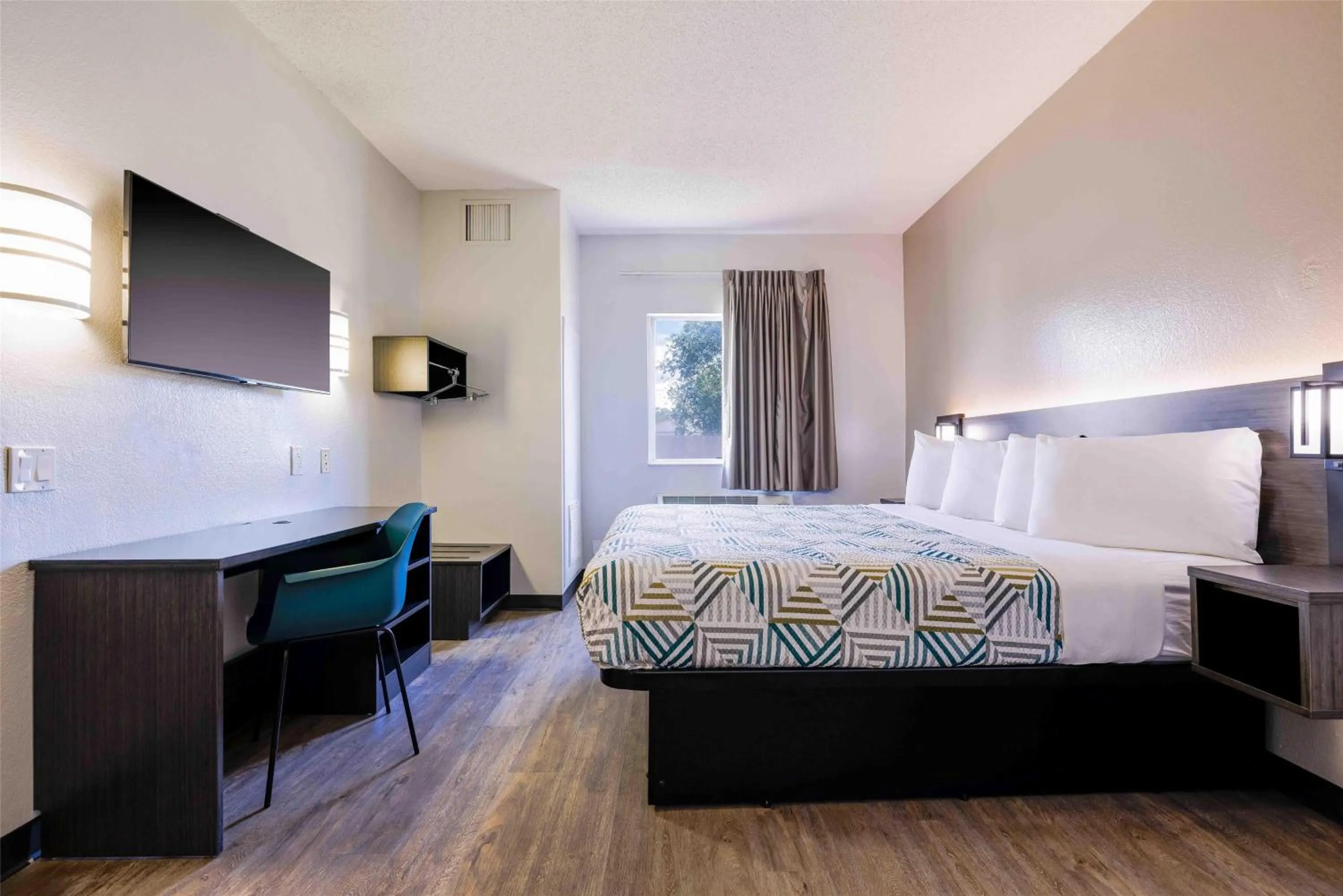 Bedroom, Bed in Motel 6-Albuquerque, NM - North