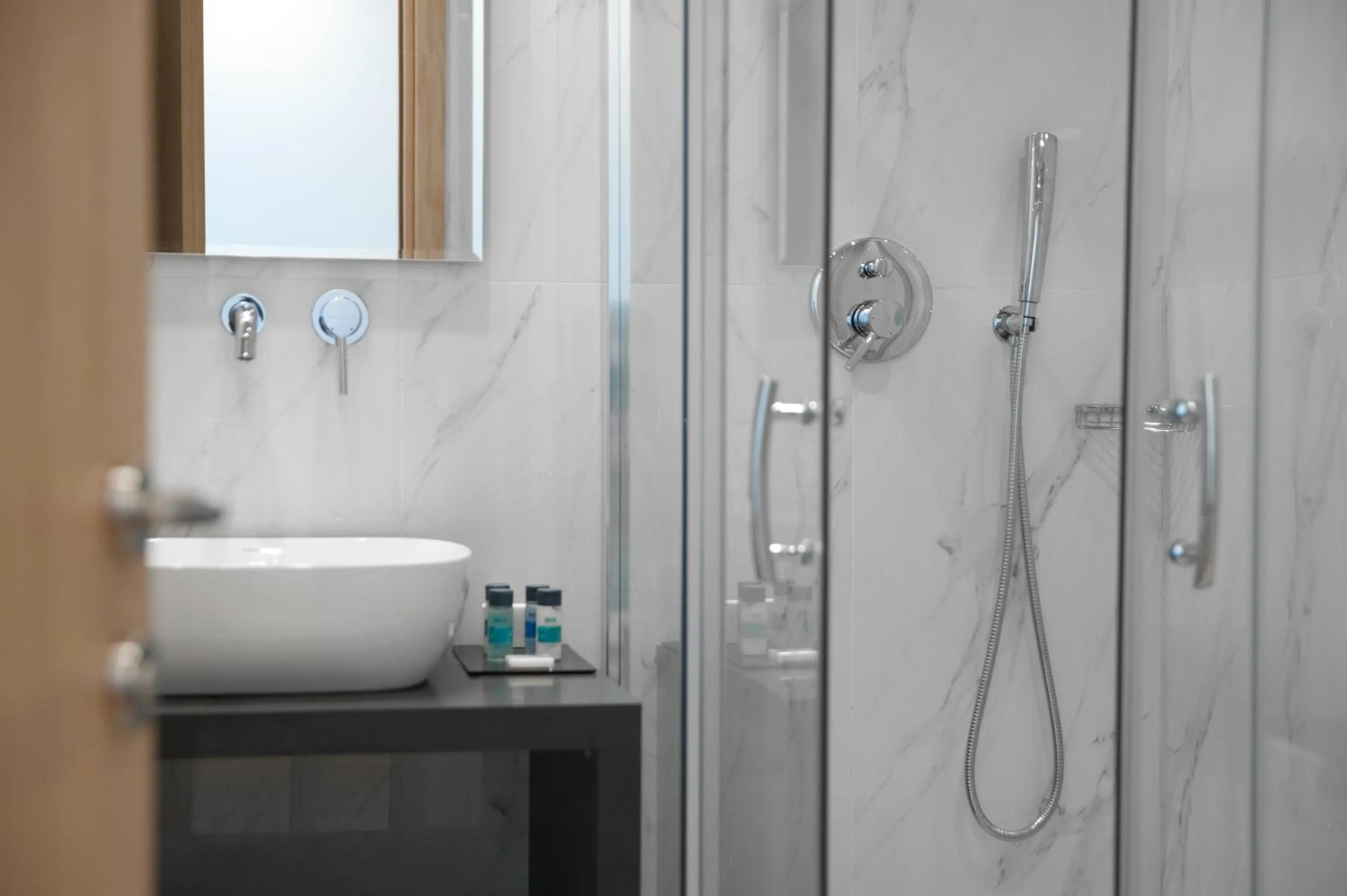 Shower in Athenaeum Smart Hotel