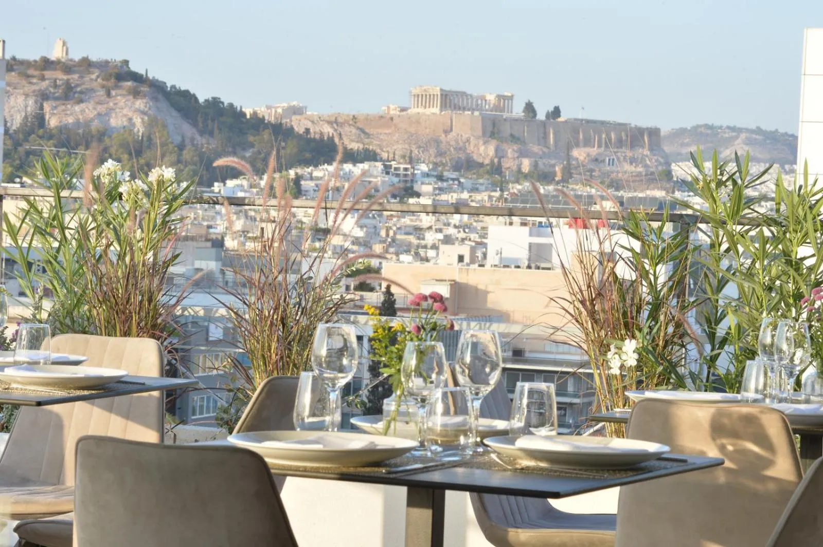 Restaurant/places to eat in Athenaeum Smart Hotel