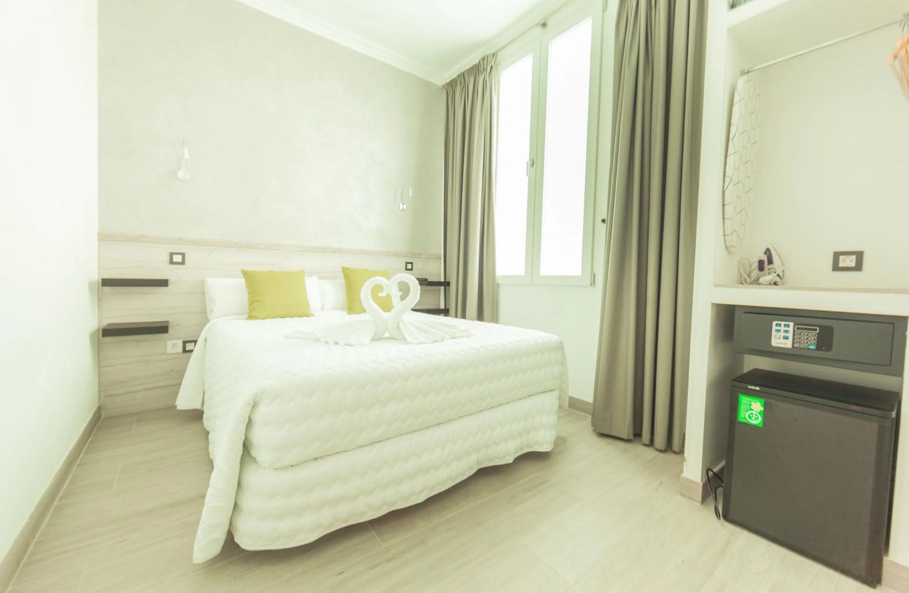 Interior Small Double Room in Hostal Pio Centro