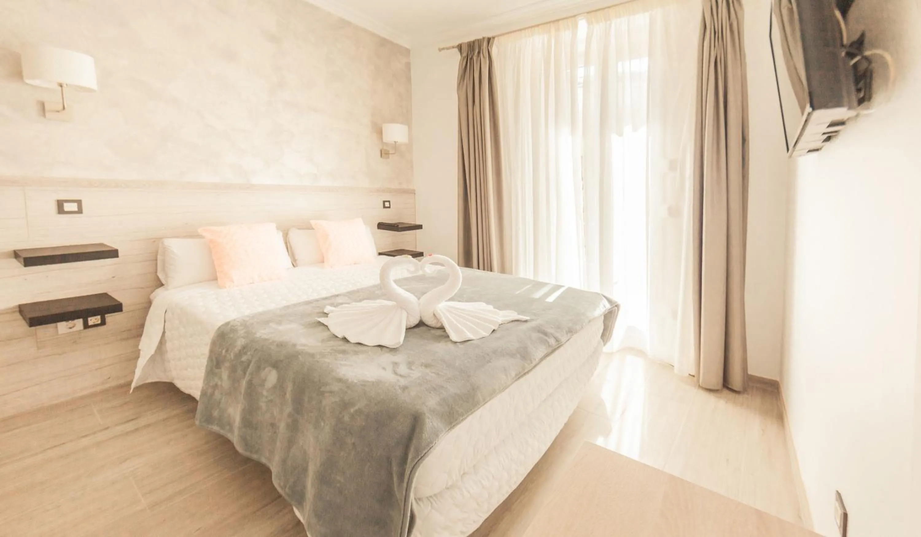Double Room with Balcony in Hostal Pio Centro