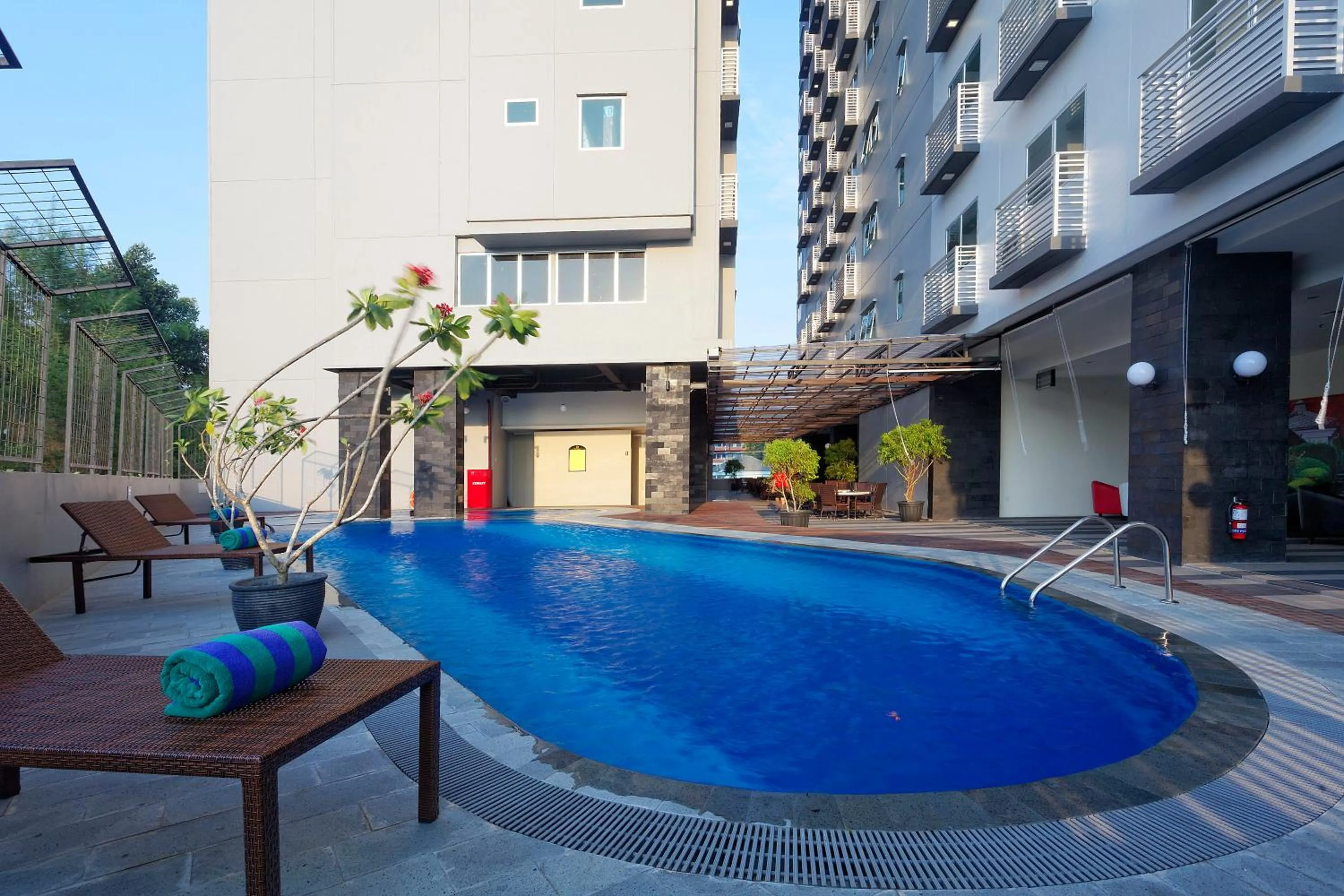 Swimming pool in Nagoya Mansion Hotel and Residence