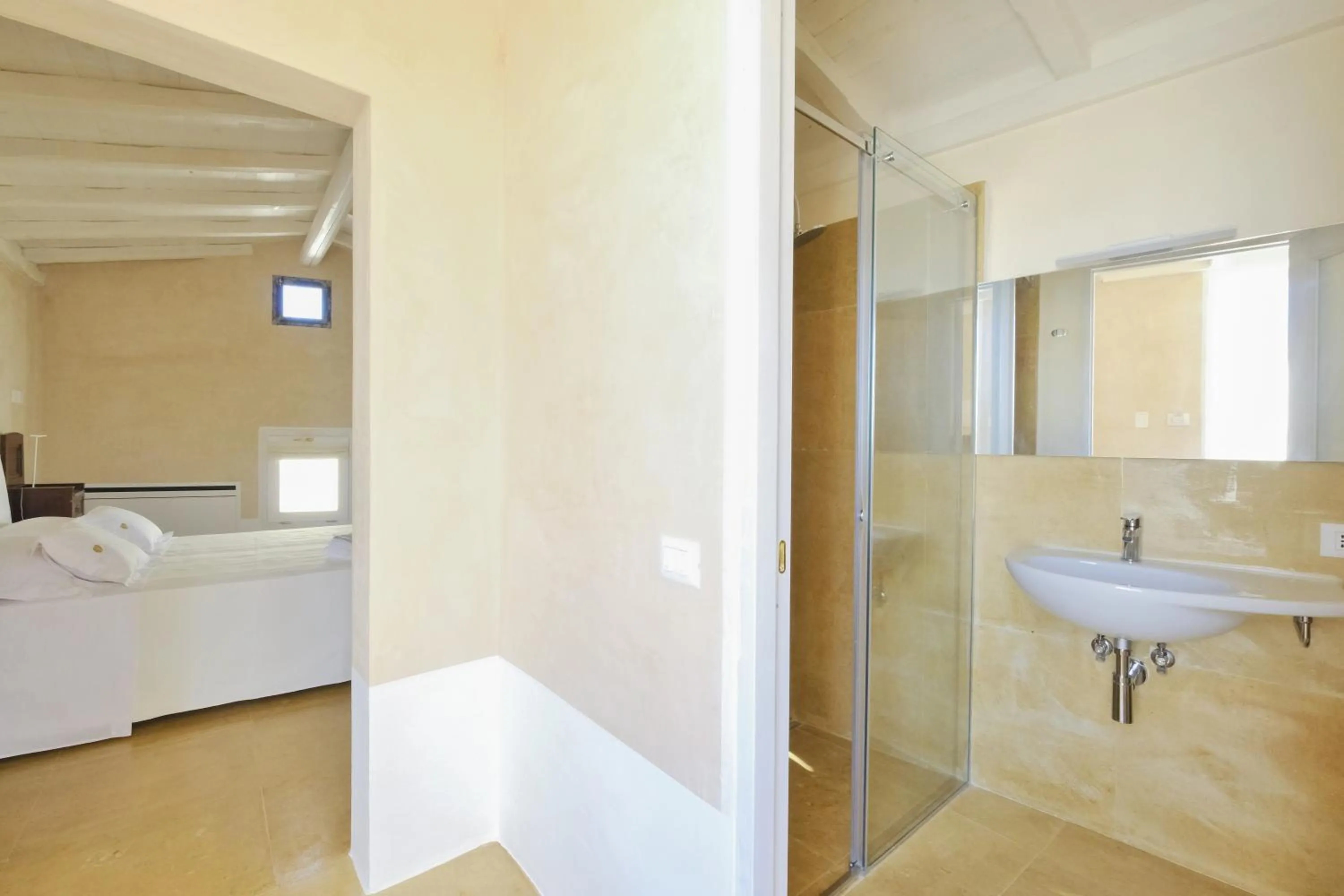 Bathroom, Bed in Pascaraymondo Suite Palace