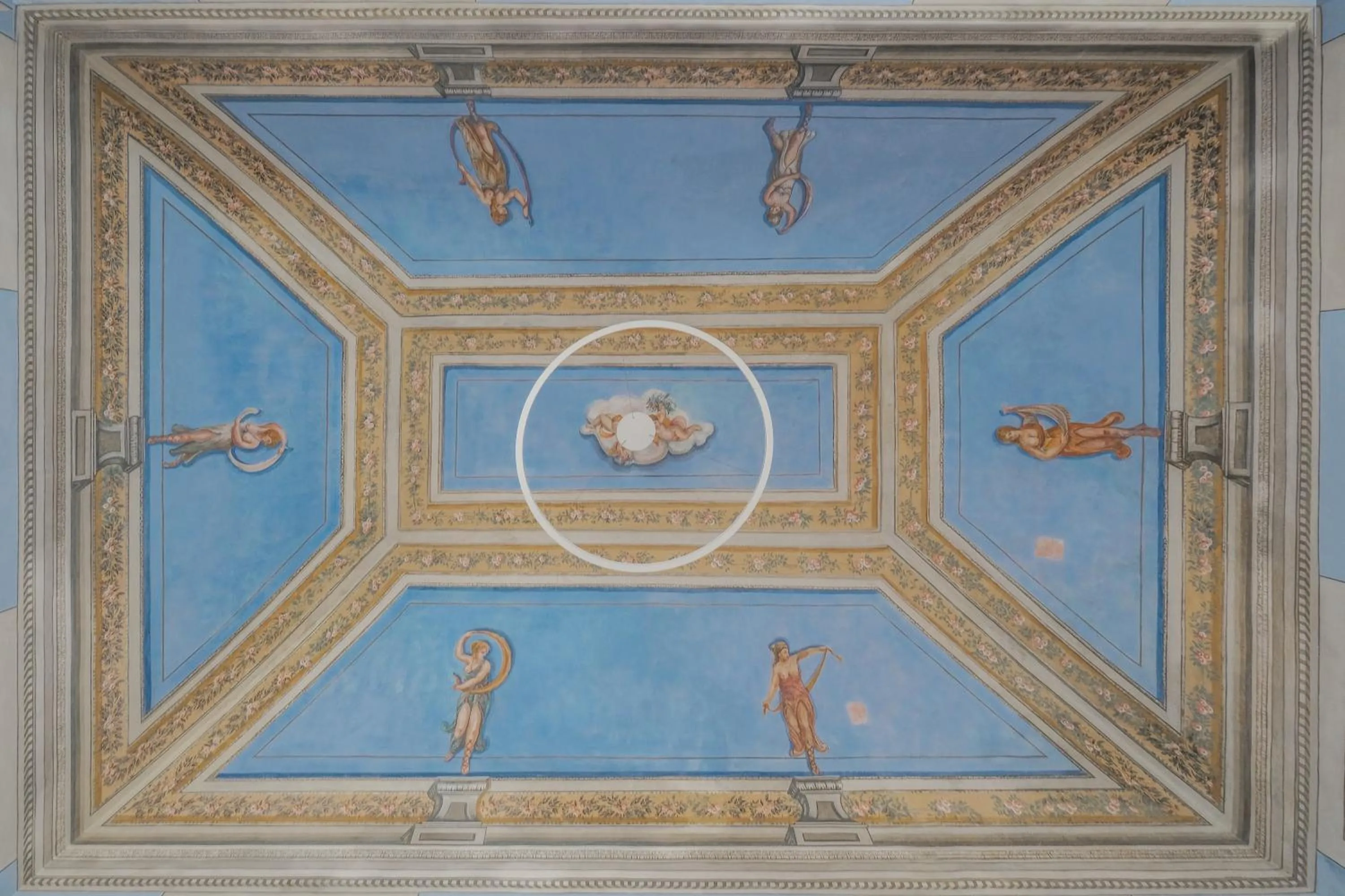 Communal lounge/ TV room in Pascaraymondo Suite Palace