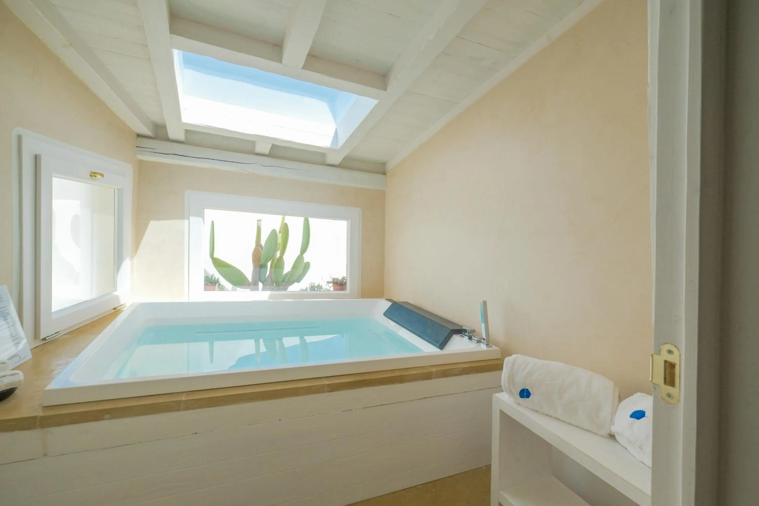 Hot Tub in Pascaraymondo Suite Palace