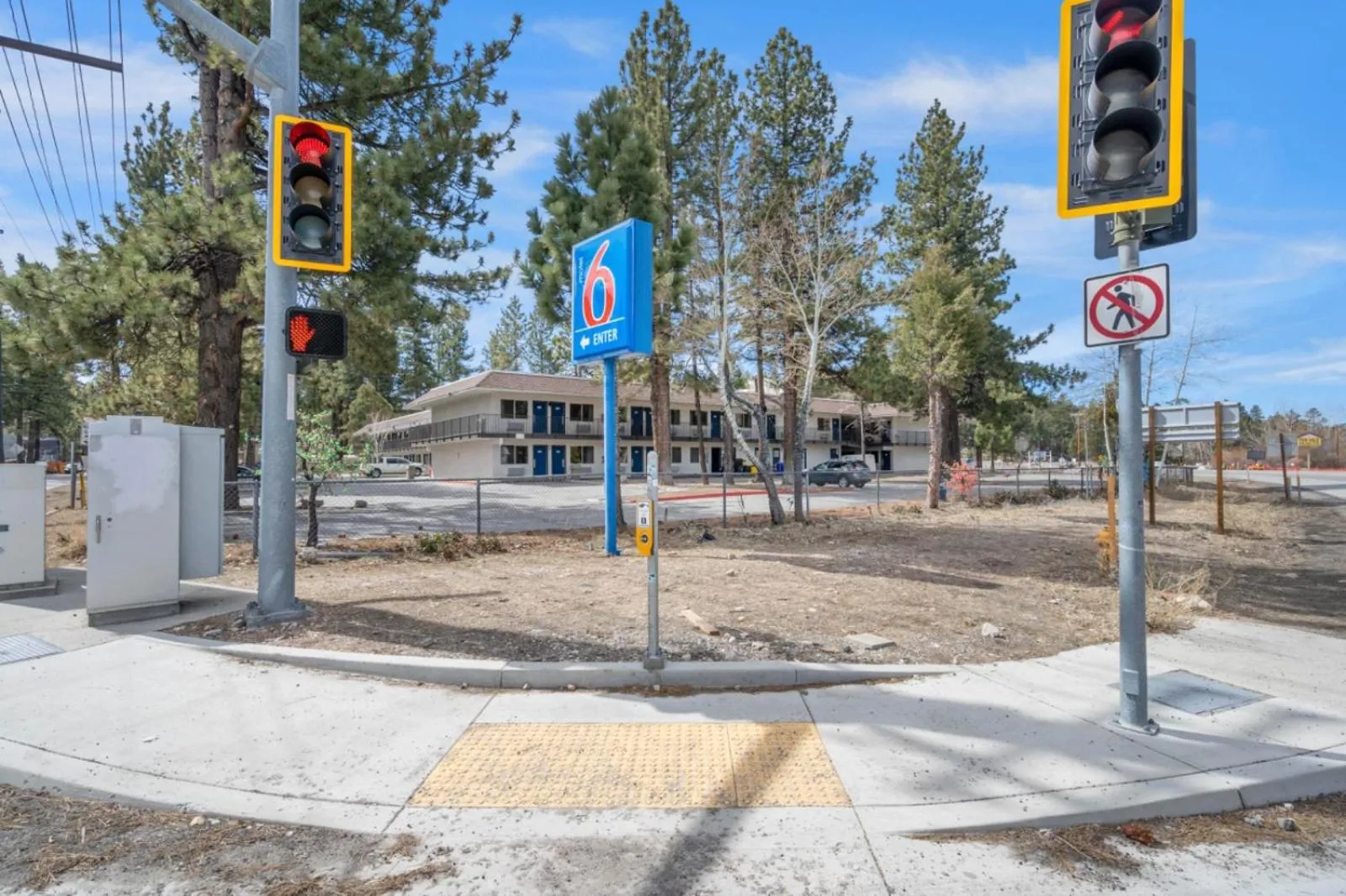 Property building in Motel 6-Big Bear Lake, CA