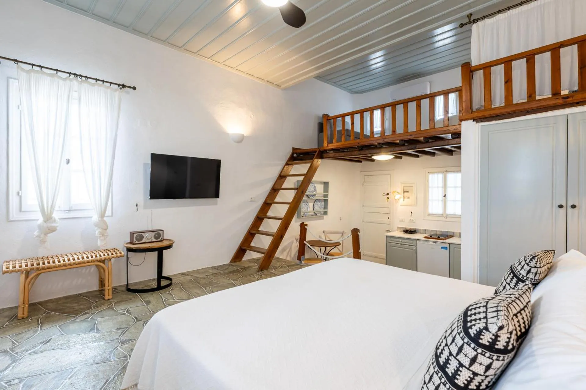 Photo of the whole room, Bed in Lighthouse Hotel