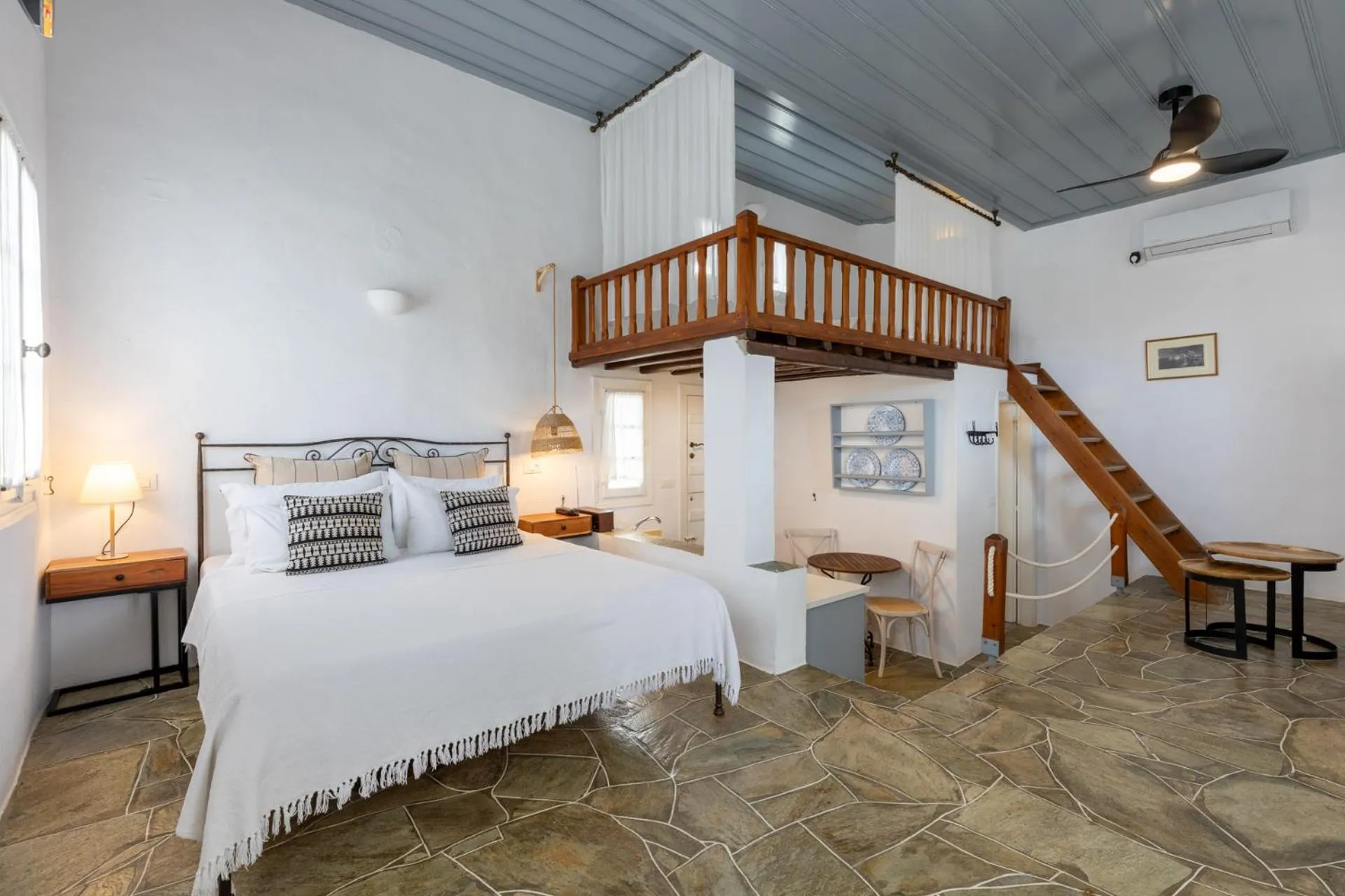Photo of the whole room, Bed in Lighthouse Hotel