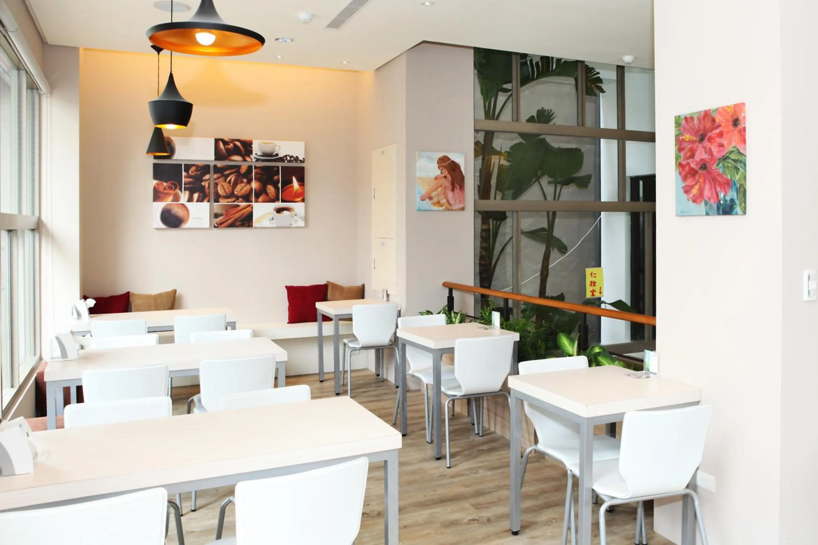 Restaurant/places to eat in Micasa Hotel