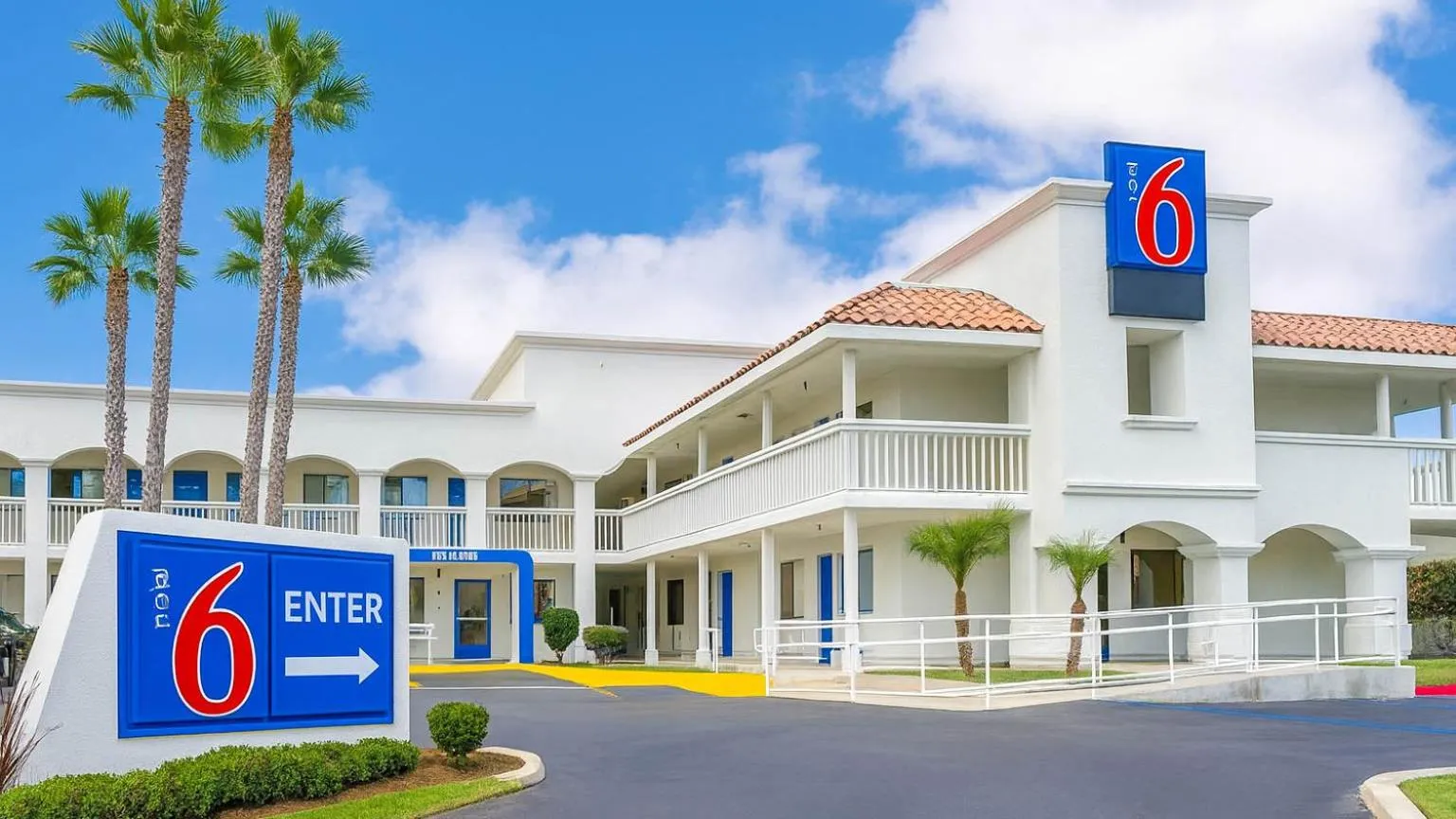 Property building in Motel 6-Carlsbad, CA Beach
