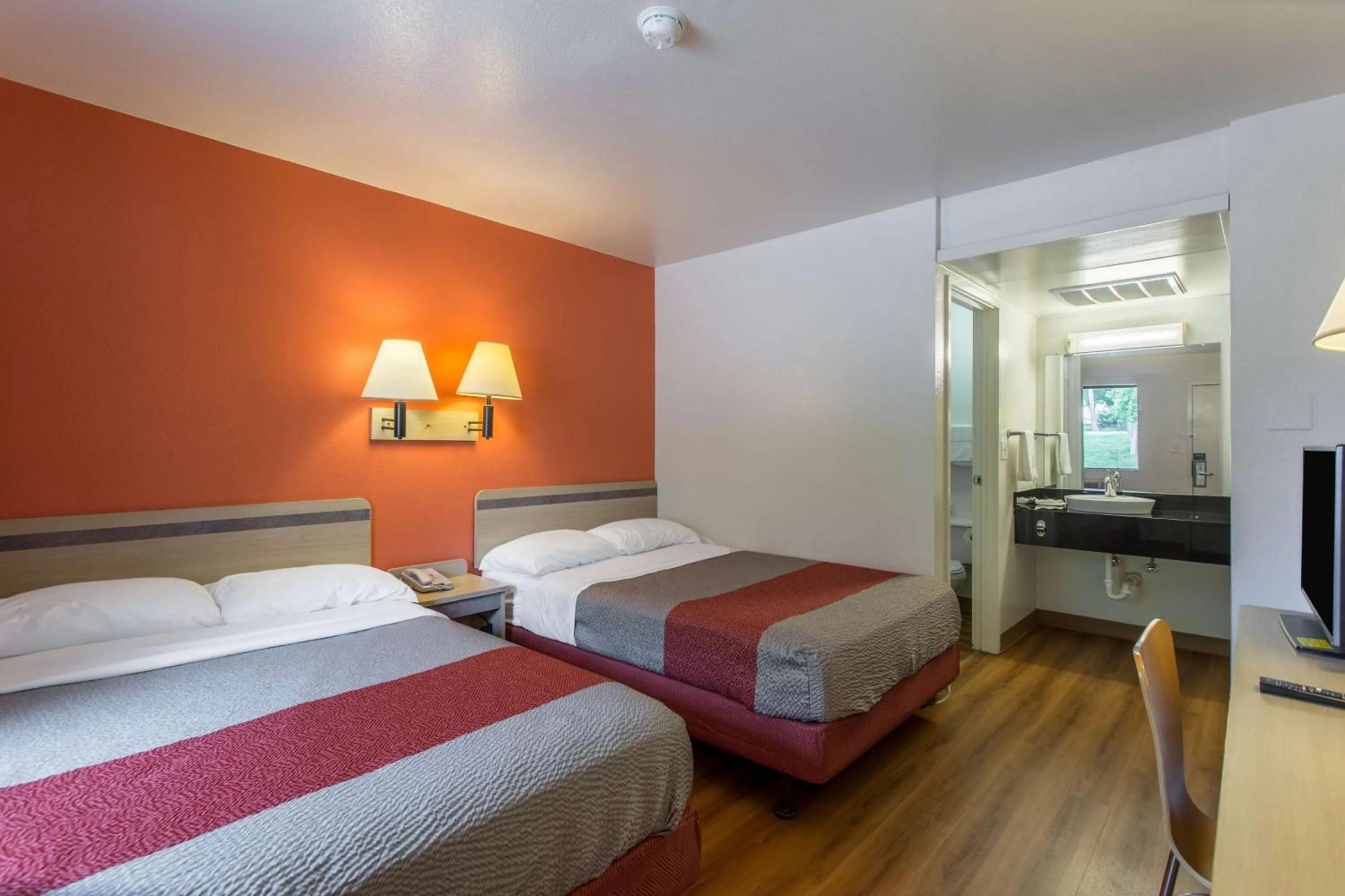 Bathroom, Bed in Motel 6-Goodlettsville, TN - Nashville