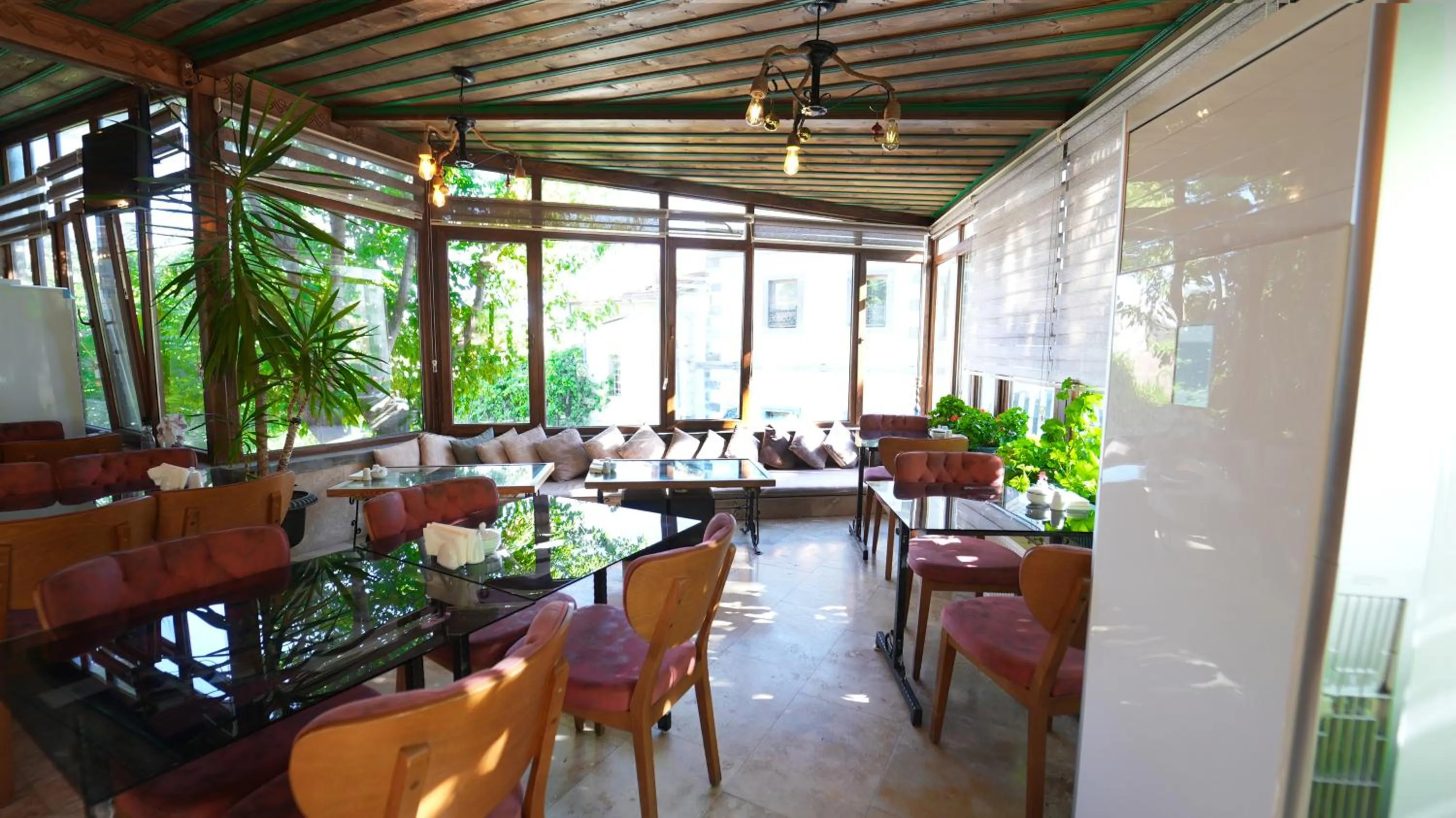 Restaurant/places to eat in Grand Elite Cave Suites