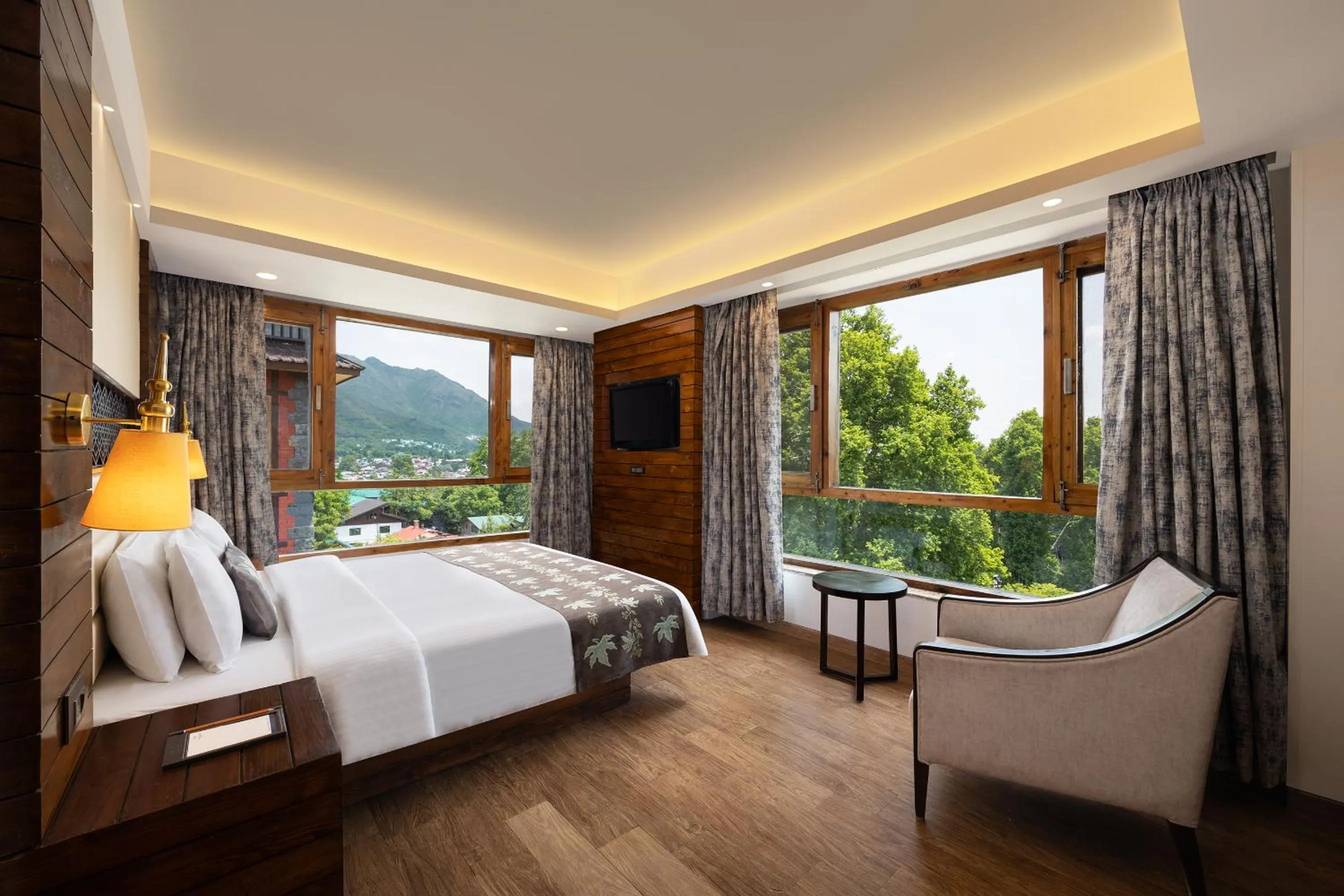 Bedroom, Bed in Golden Tulip Srinagar