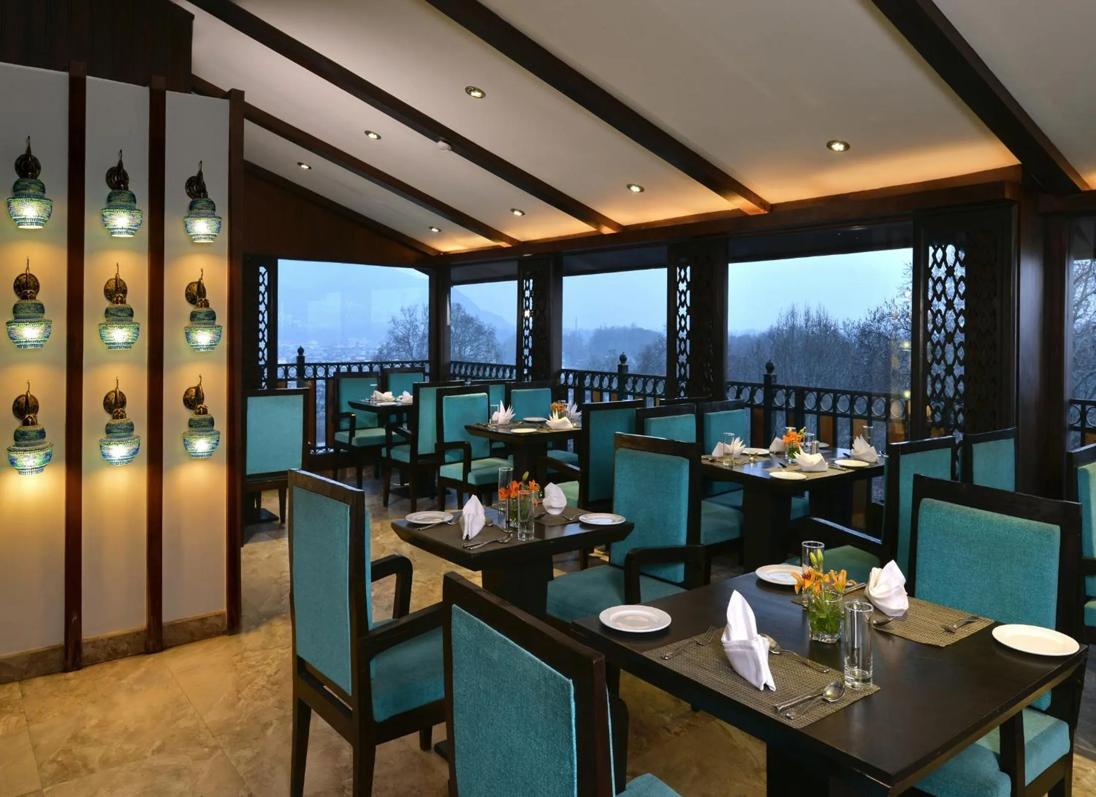 Restaurant/places to eat in Golden Tulip Srinagar