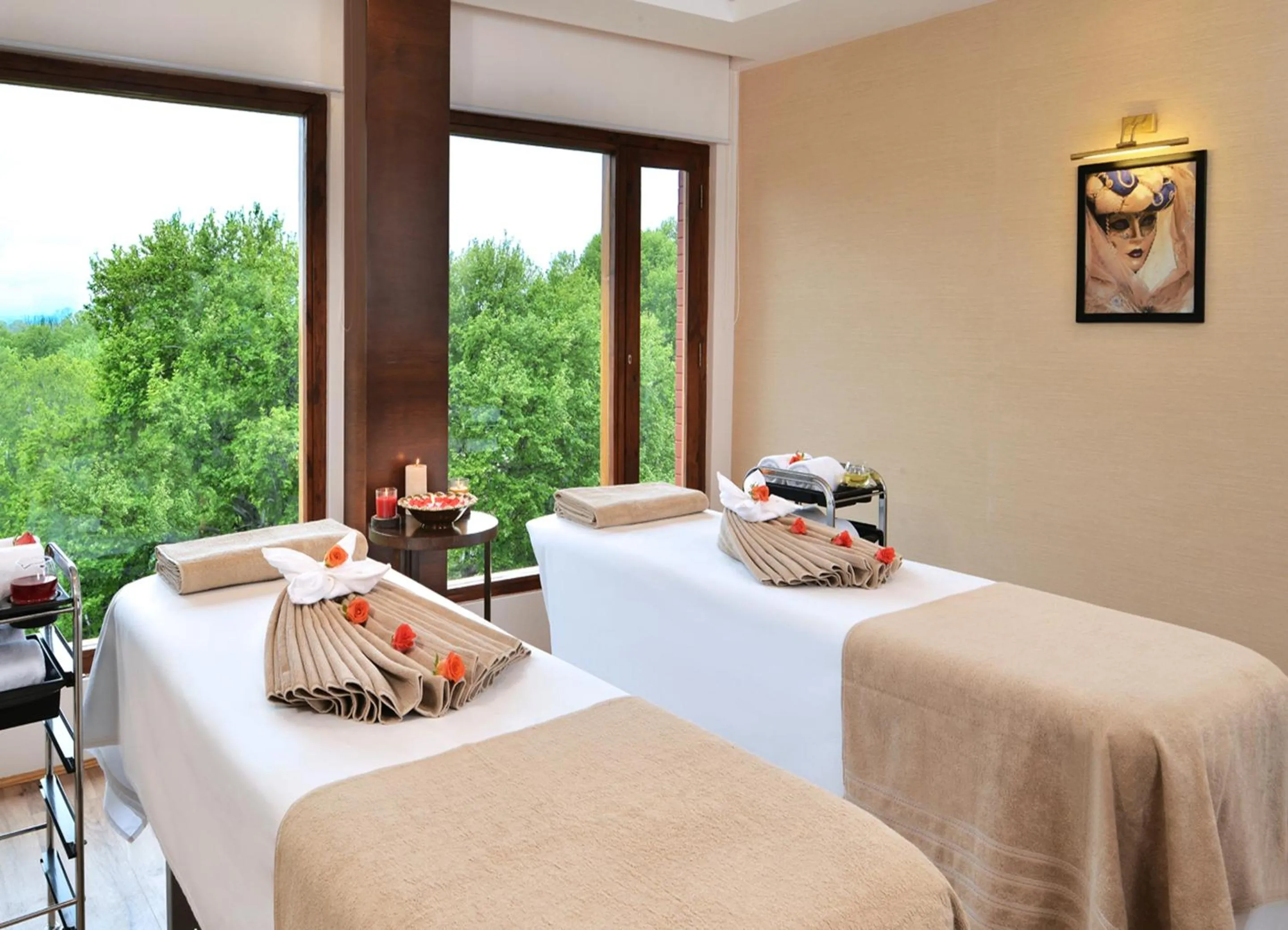 Spa and wellness centre/facilities, Bed in Golden Tulip Srinagar