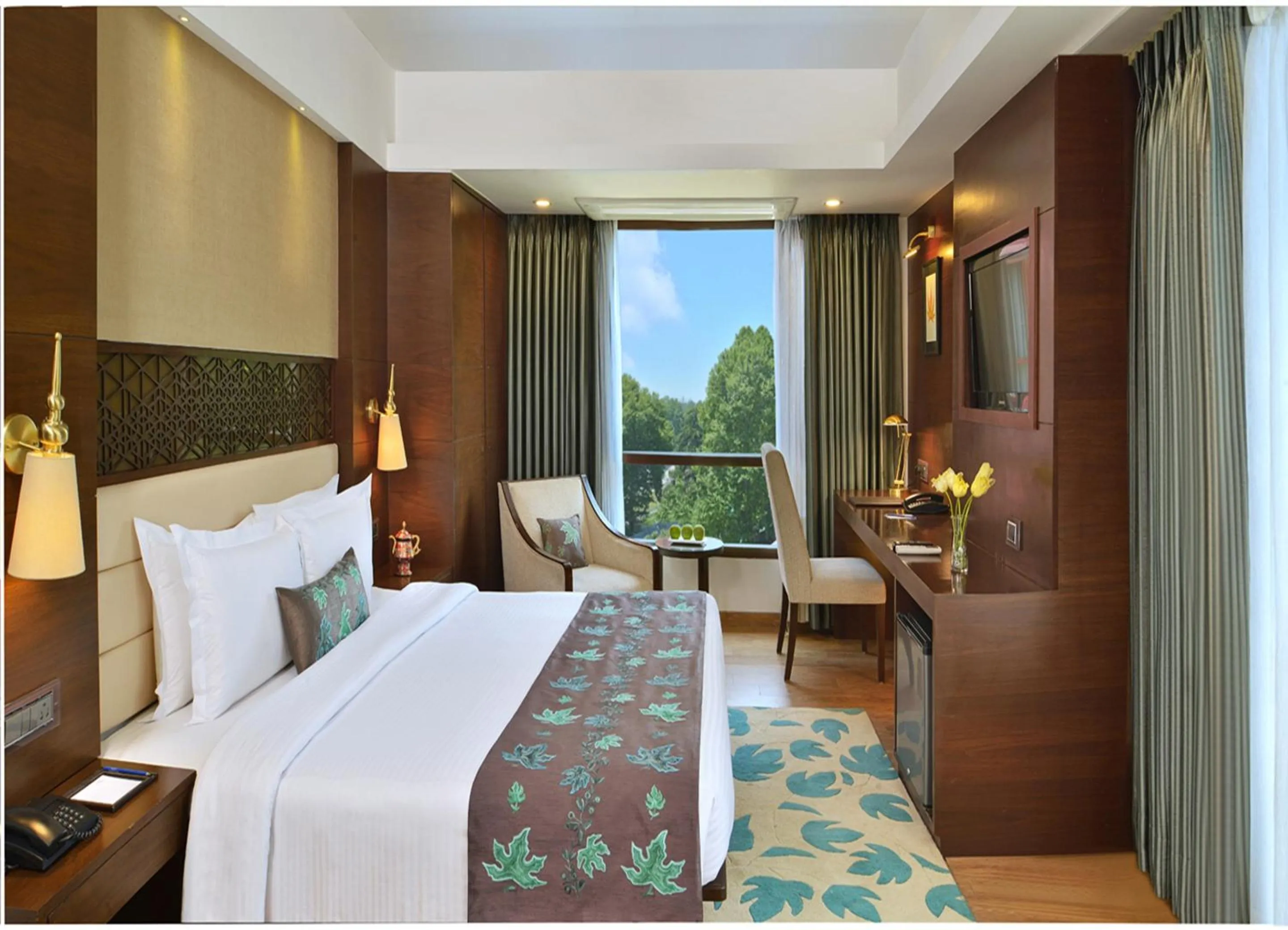 Bedroom, Bed in Golden Tulip Srinagar