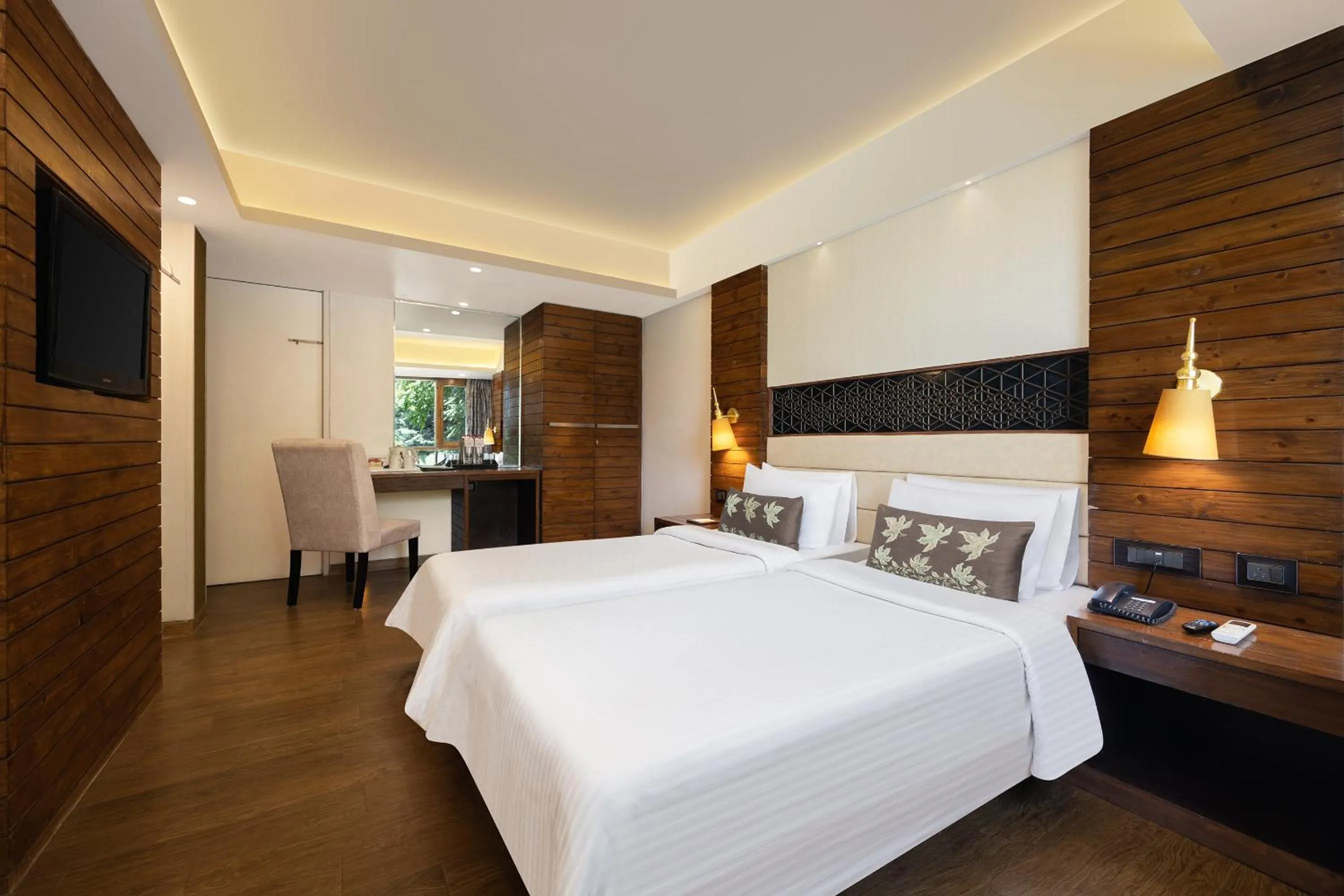 Bedroom, Bed in Golden Tulip Srinagar