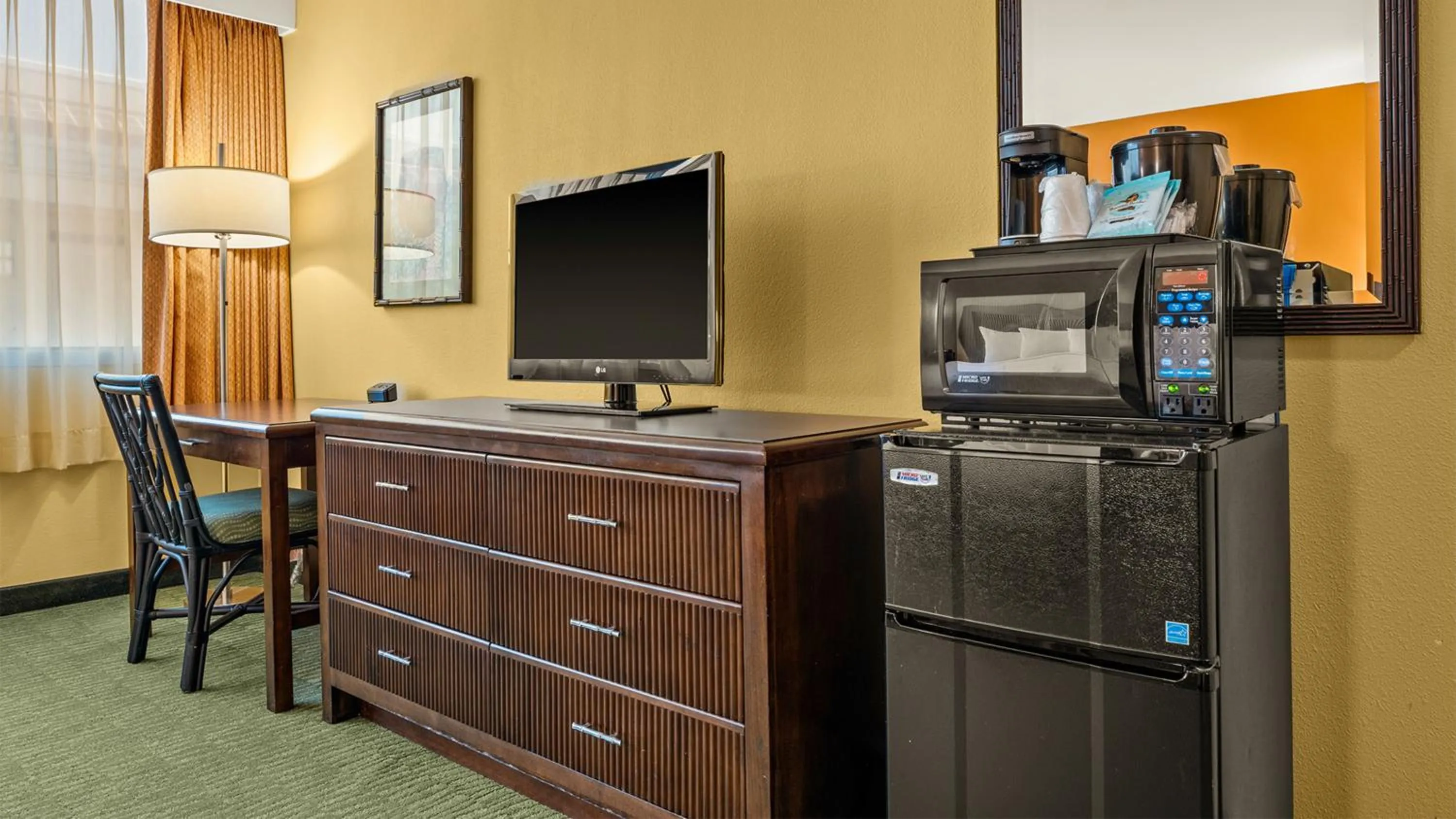 TV and multimedia in Airport Honolulu Hotel, Trademark Collection by Wyndham