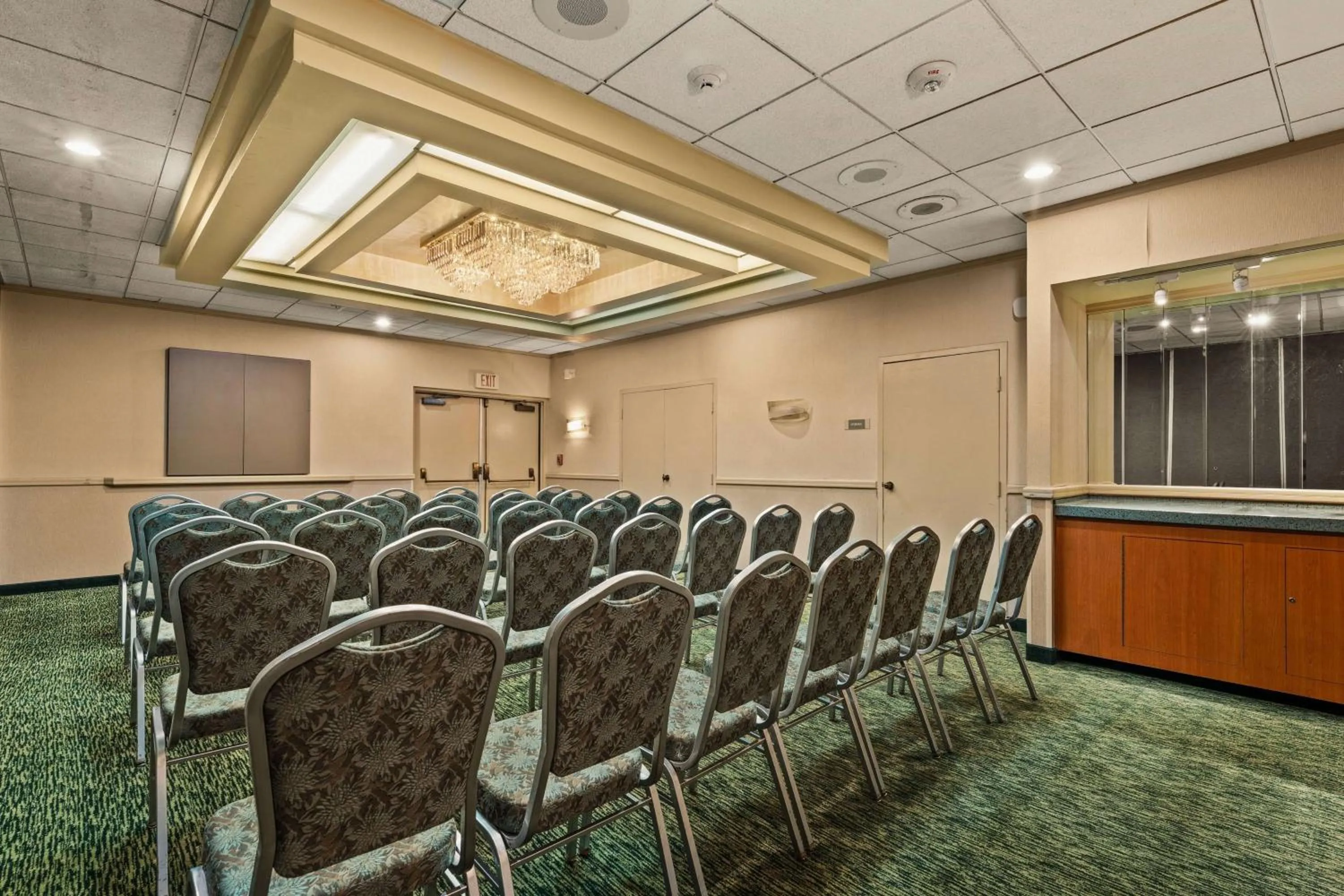 Meeting/conference room in Airport Honolulu Hotel, Trademark Collection by Wyndham