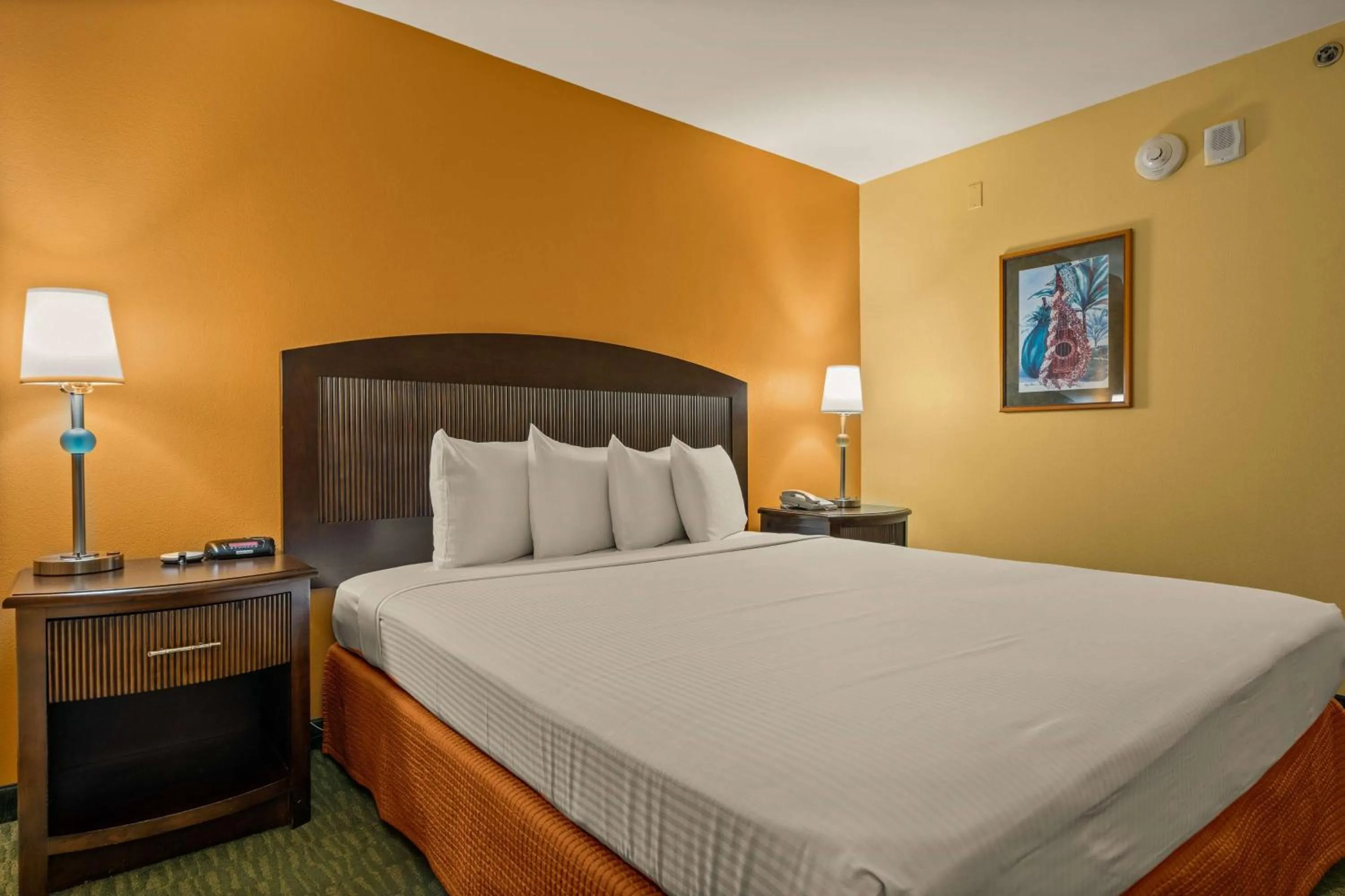 Photo of the whole room, Bed in Airport Honolulu Hotel, Trademark Collection by Wyndham