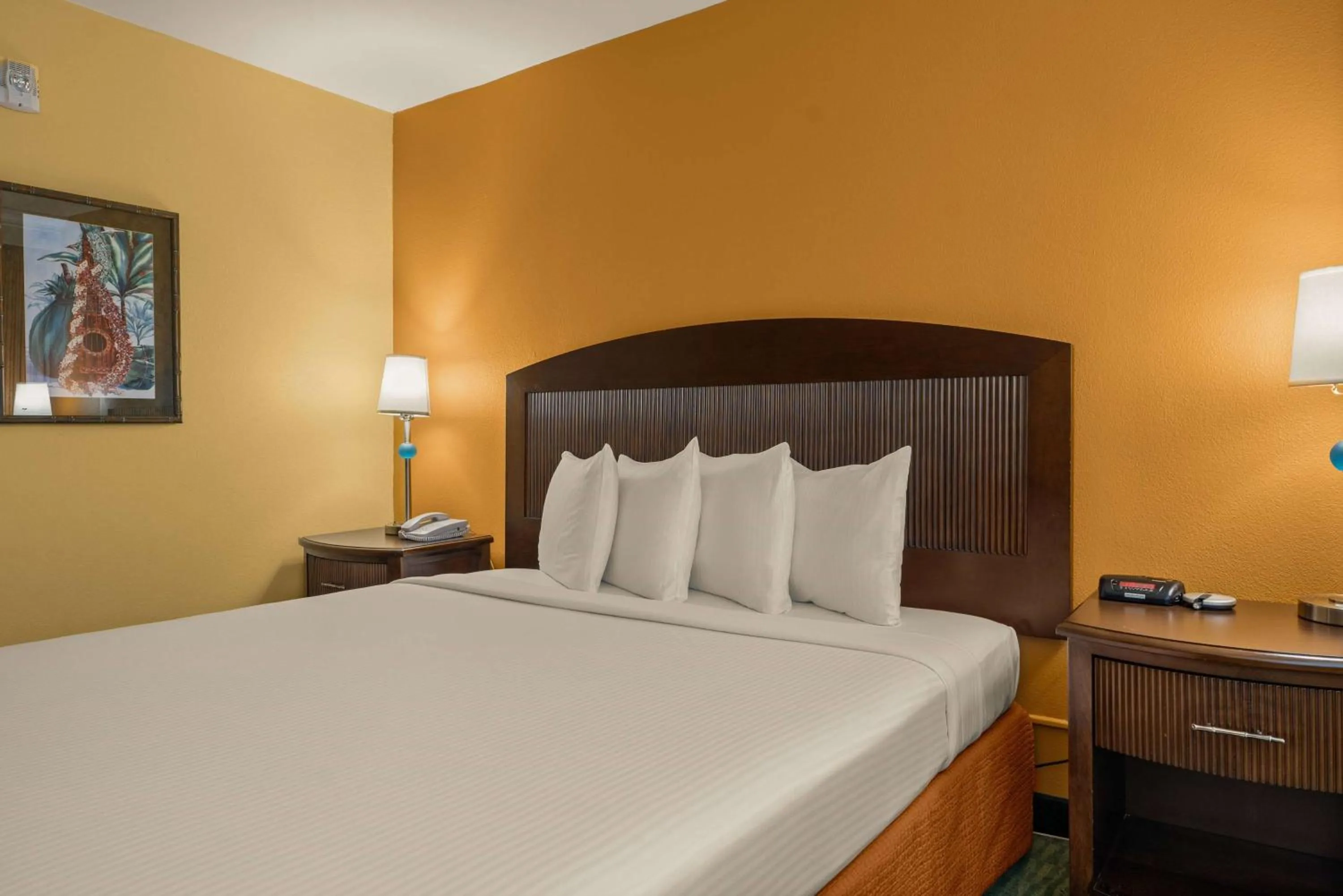 Photo of the whole room, Bed in Airport Honolulu Hotel, Trademark Collection by Wyndham