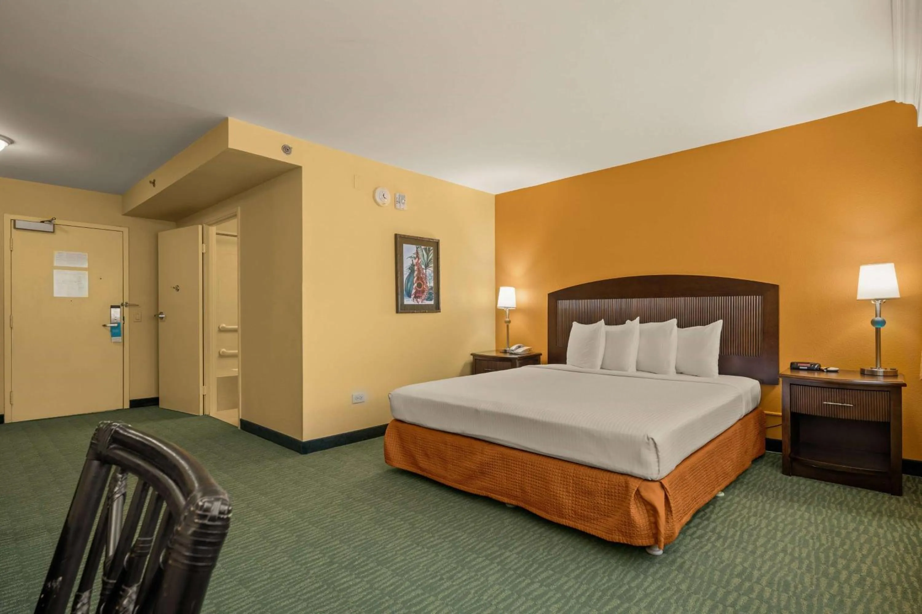 Photo of the whole room, Bed in Airport Honolulu Hotel, Trademark Collection by Wyndham