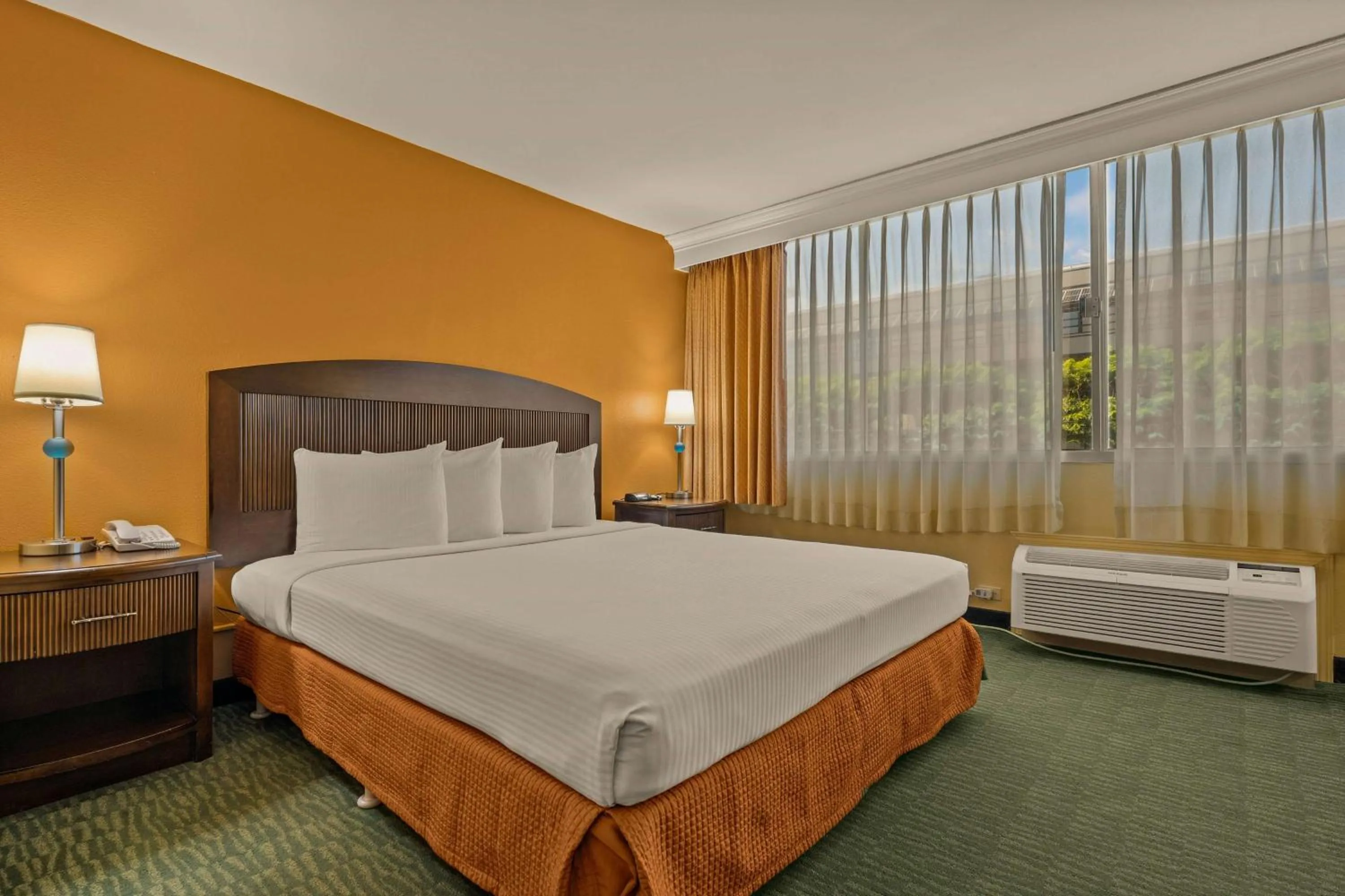 Photo of the whole room, Bed in Airport Honolulu Hotel, Trademark Collection by Wyndham