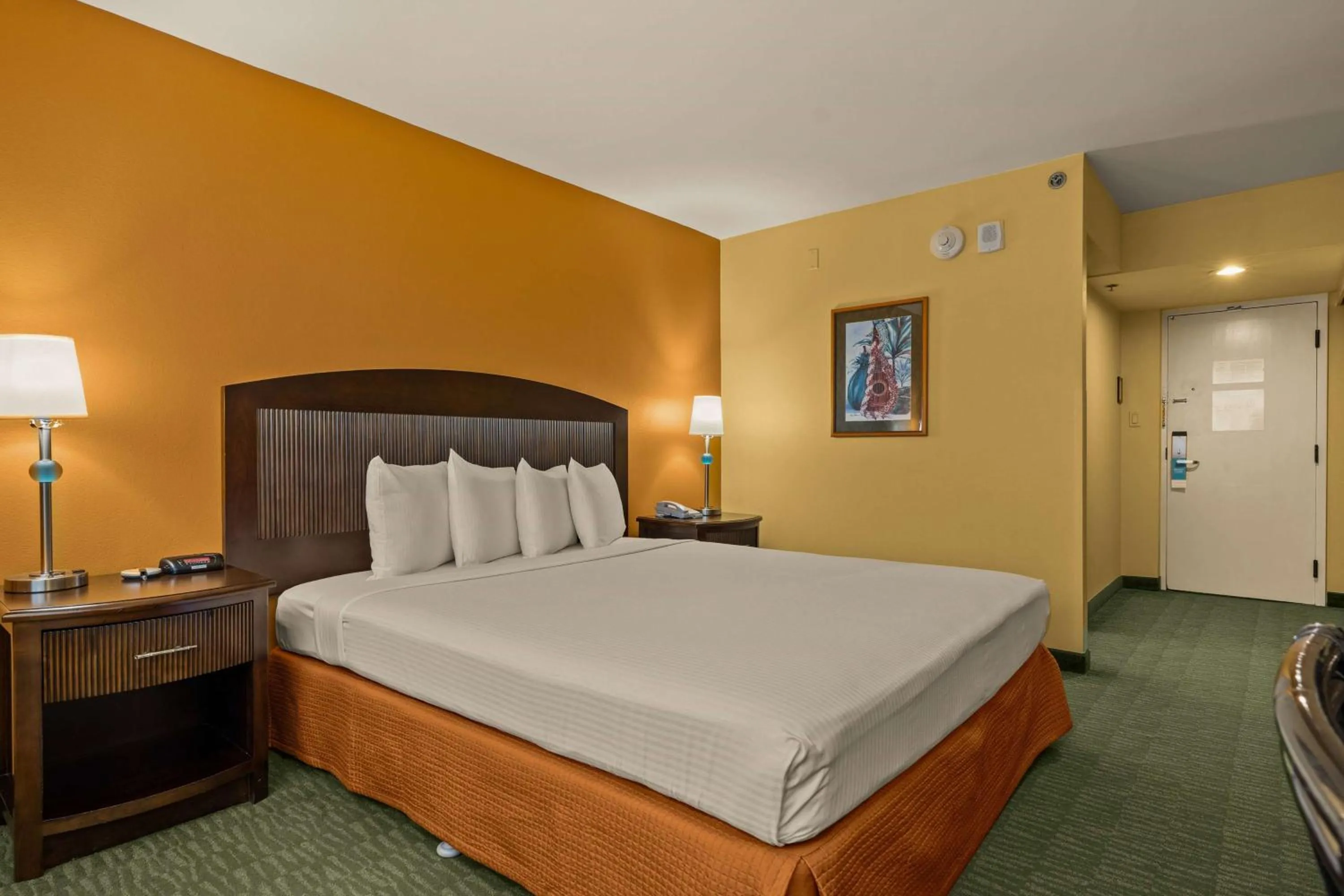 Photo of the whole room, Bed in Airport Honolulu Hotel, Trademark Collection by Wyndham