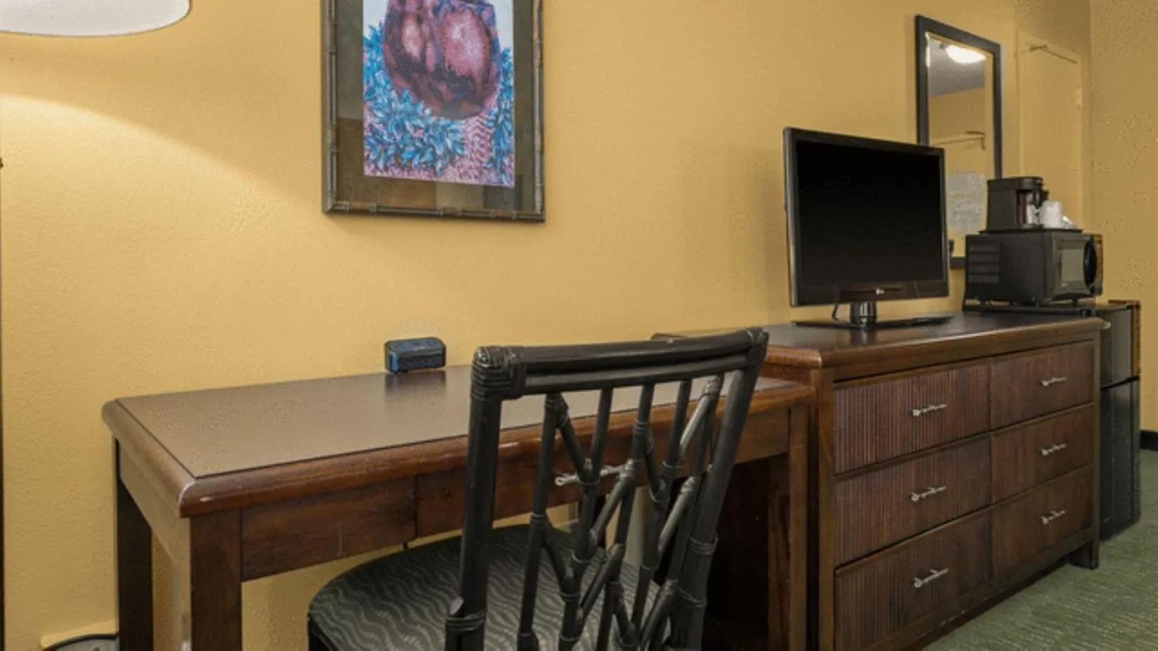 TV and multimedia in Airport Honolulu Hotel, Trademark Collection by Wyndham