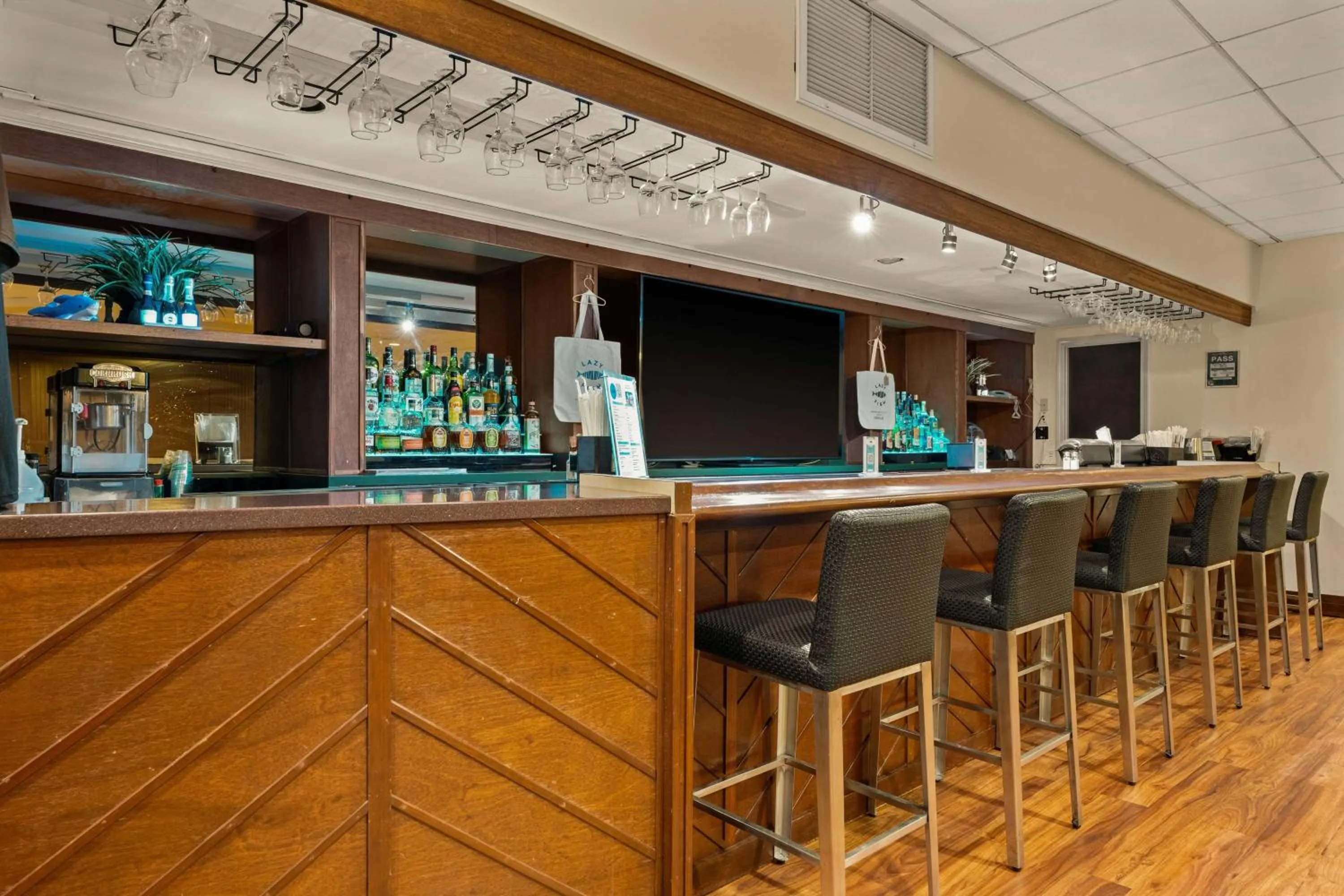 Lounge or bar in Airport Honolulu Hotel, Trademark Collection by Wyndham