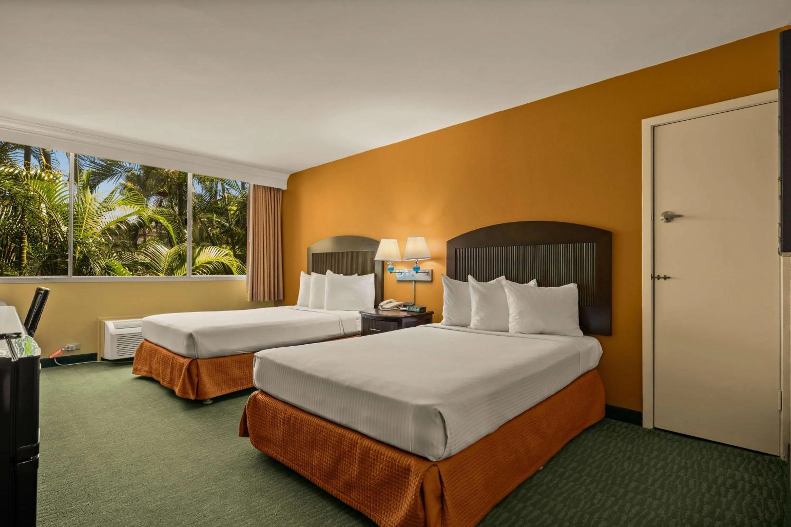 Photo of the whole room, Bed in Airport Honolulu Hotel, Trademark Collection by Wyndham