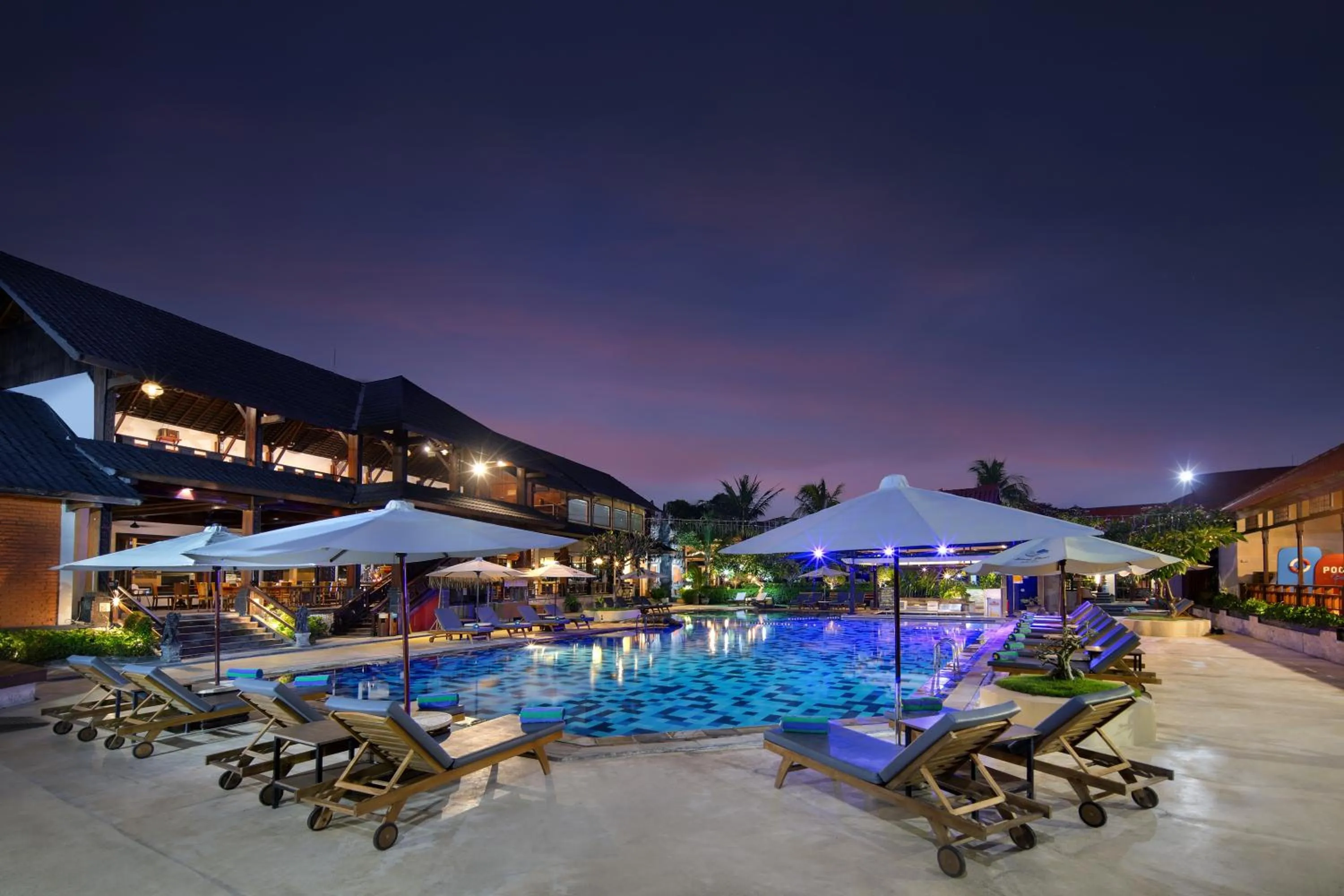 Swimming pool in Grand Istana Rama Hotel