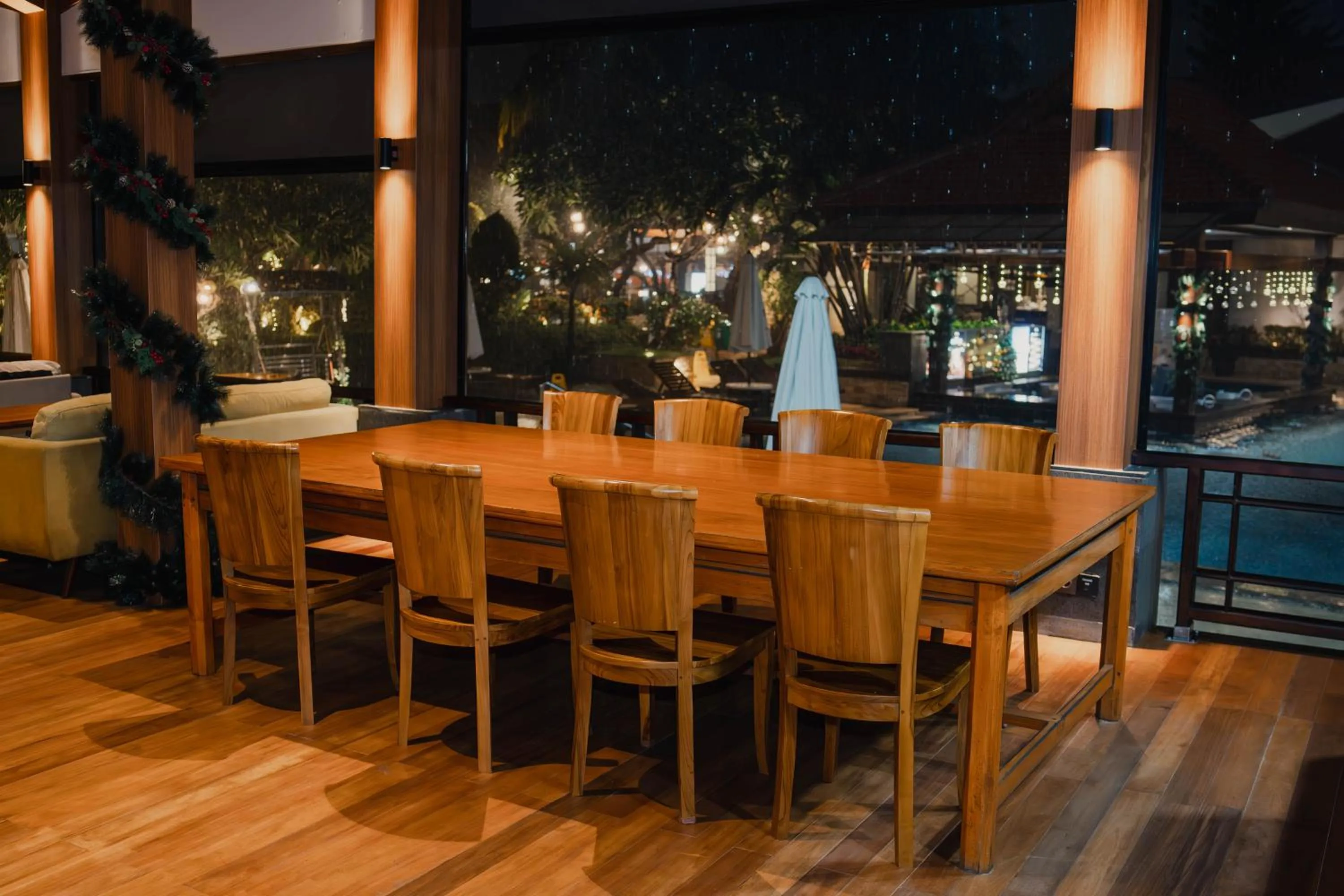 Restaurant/places to eat in Grand Istana Rama Hotel